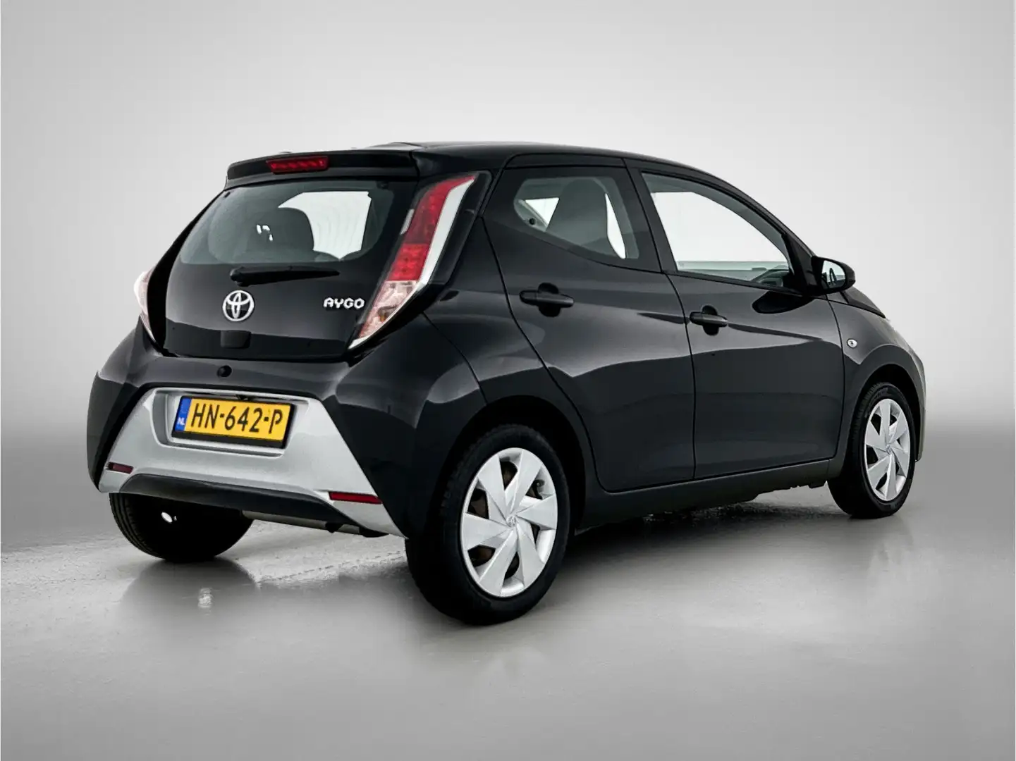 Toyota Aygo 1.0 VVT-i x-play | Airco | Camera | Zwart - 2