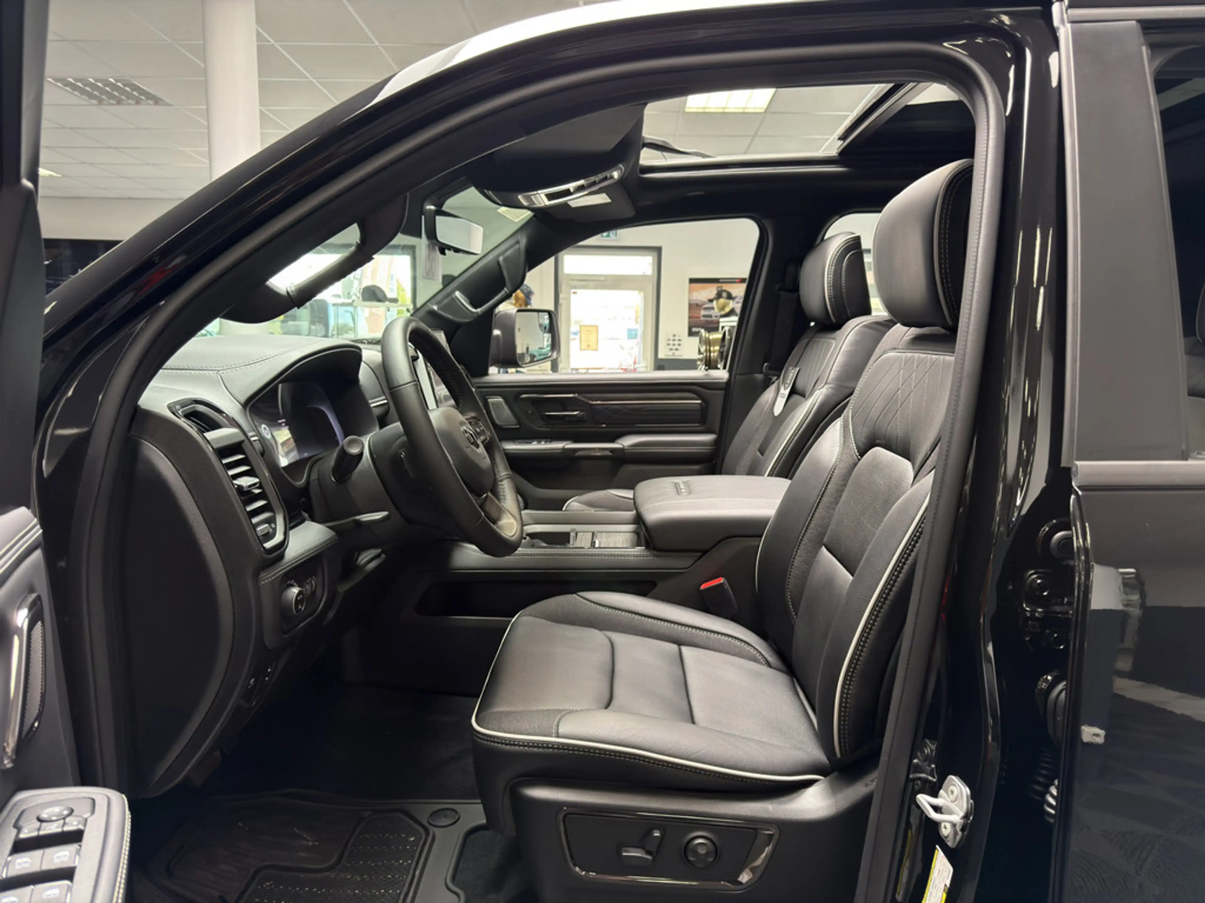 Dodge RAM 1500 Limited Night 5.7L V8, MY26 SOFORT — photo 13