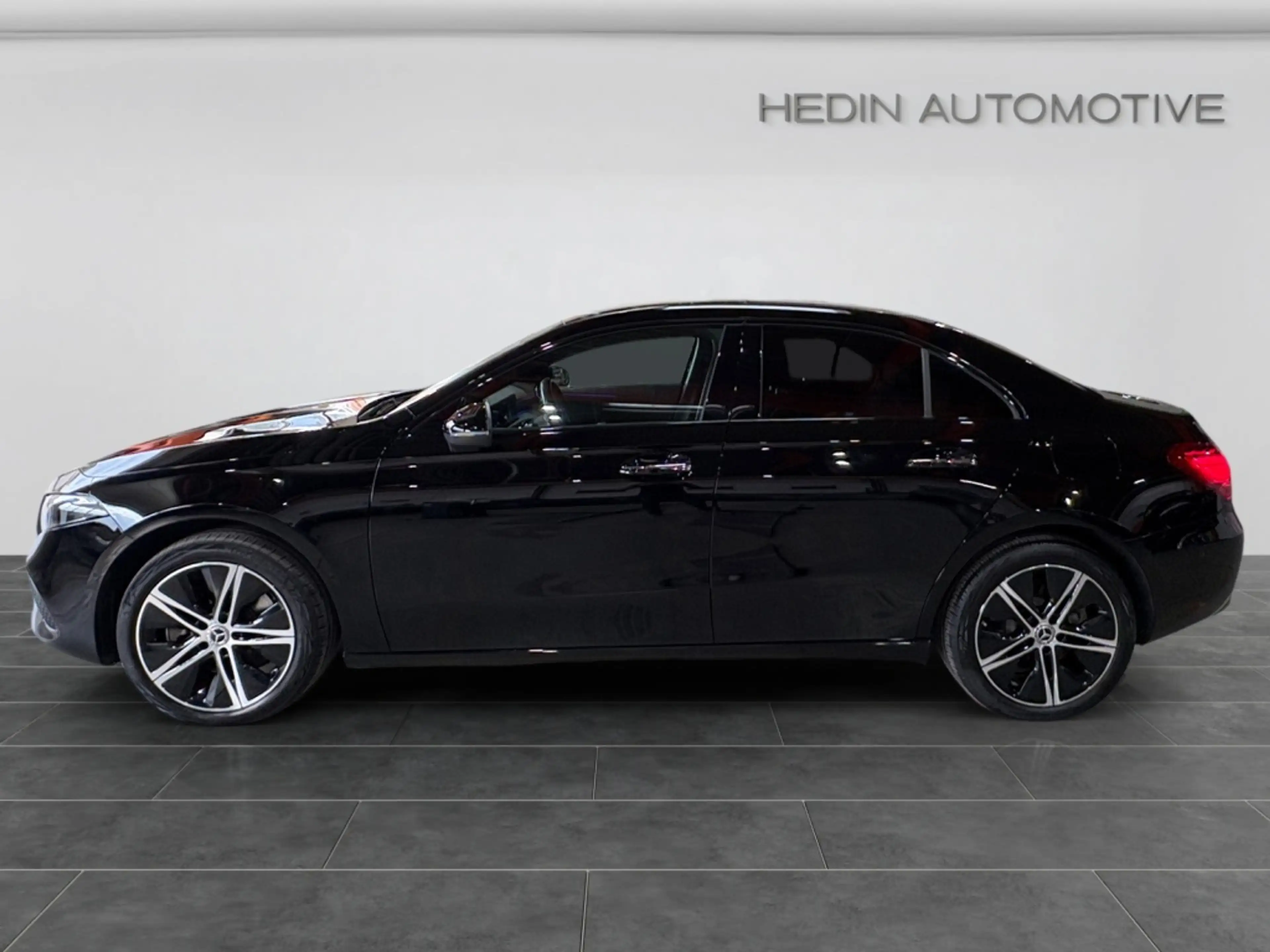 Mercedes-Benz A 250 e Limousine mit EQ Hybrid Technologie AMBI — photo 3