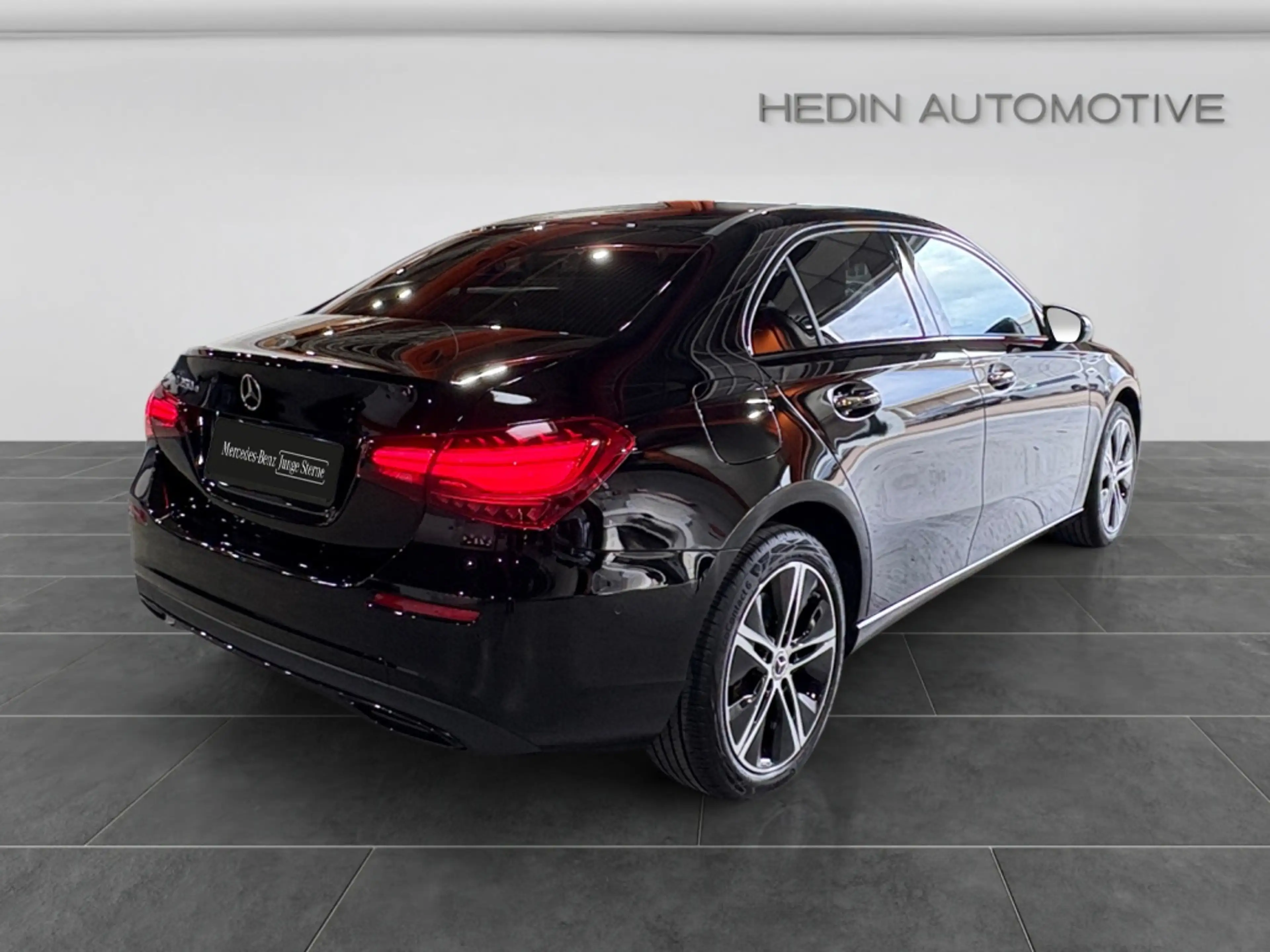 Mercedes-Benz A 250 e Limousine mit EQ Hybrid Technologie AMBI — photo 6