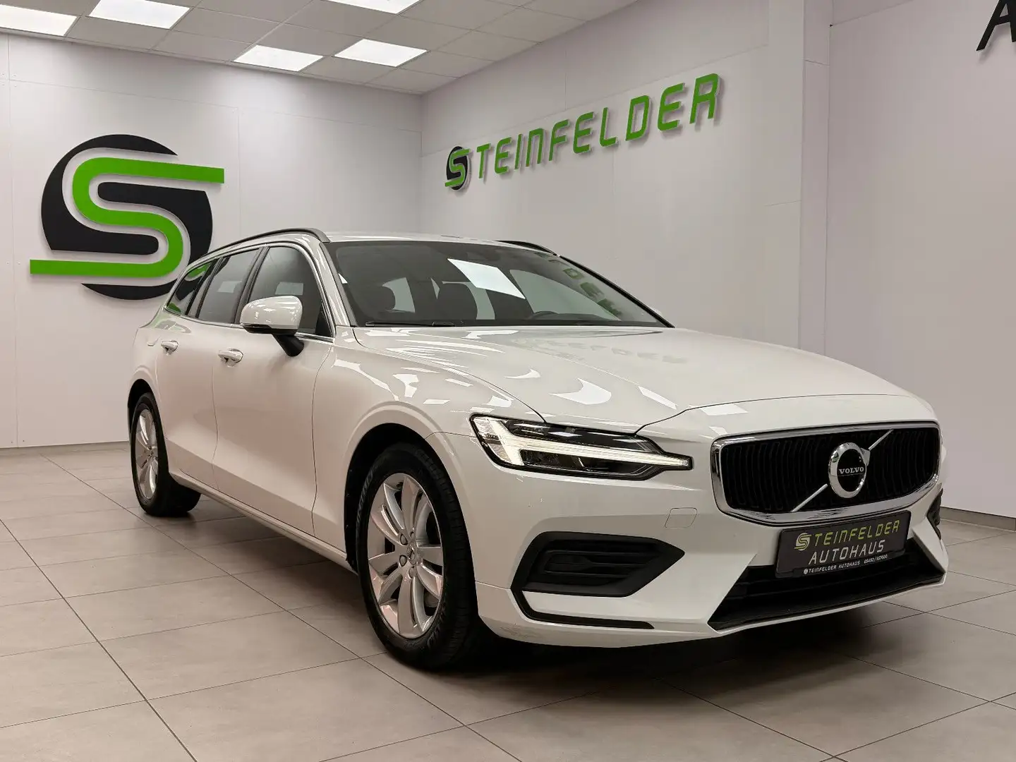 Volvo V60 Kombi Momentum Pro KAMERA / SPUR / TEMPOMAT Weiß - 1