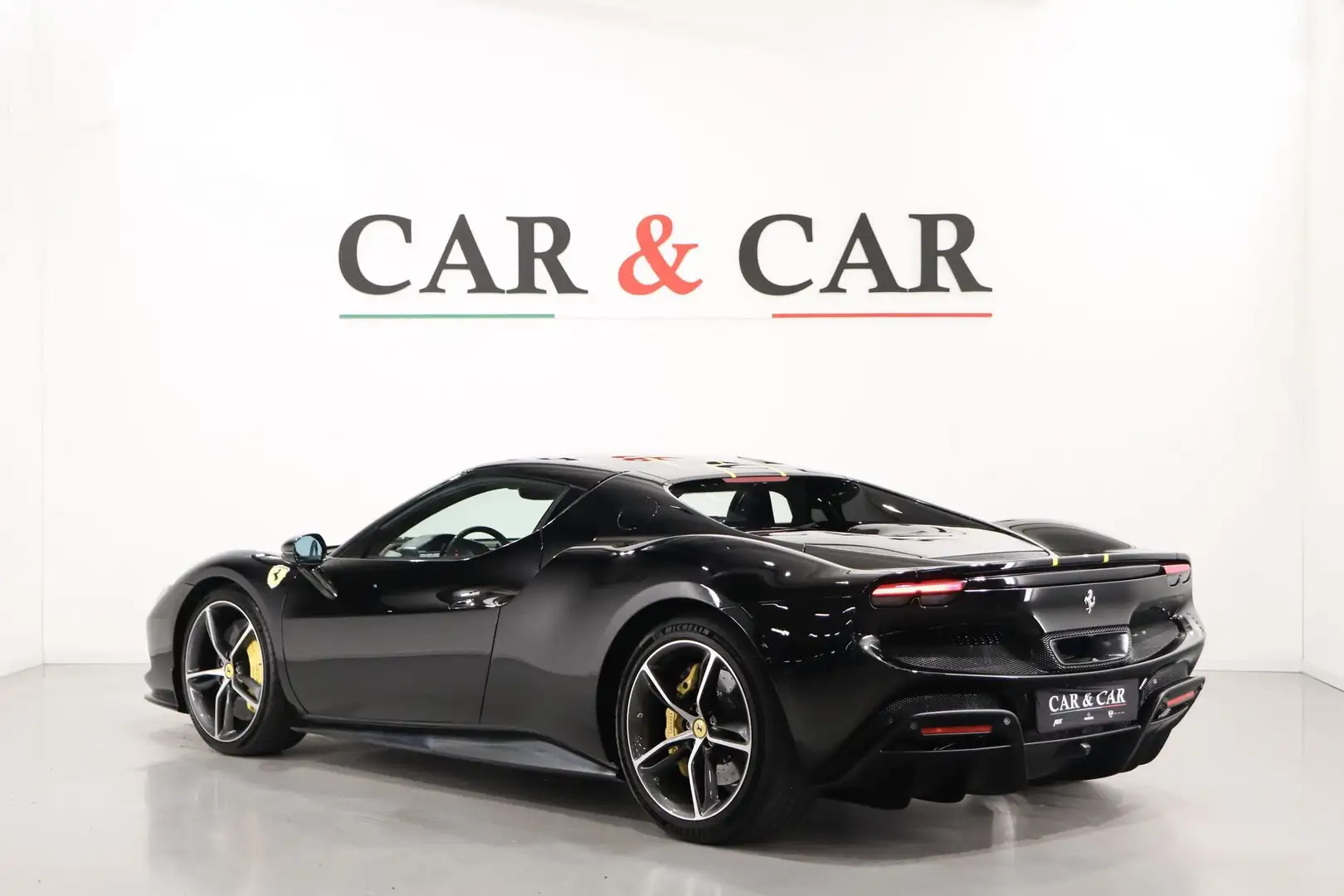 Ferrari 296 GTB Schwarz - 2