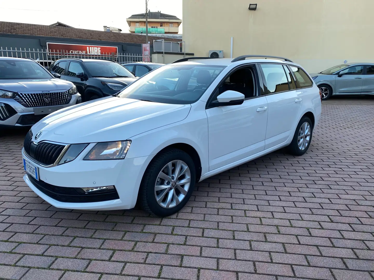 Skoda Octavia Octavia Wagon 2.0 tdi Executive 150cv dsg Blanc - 1