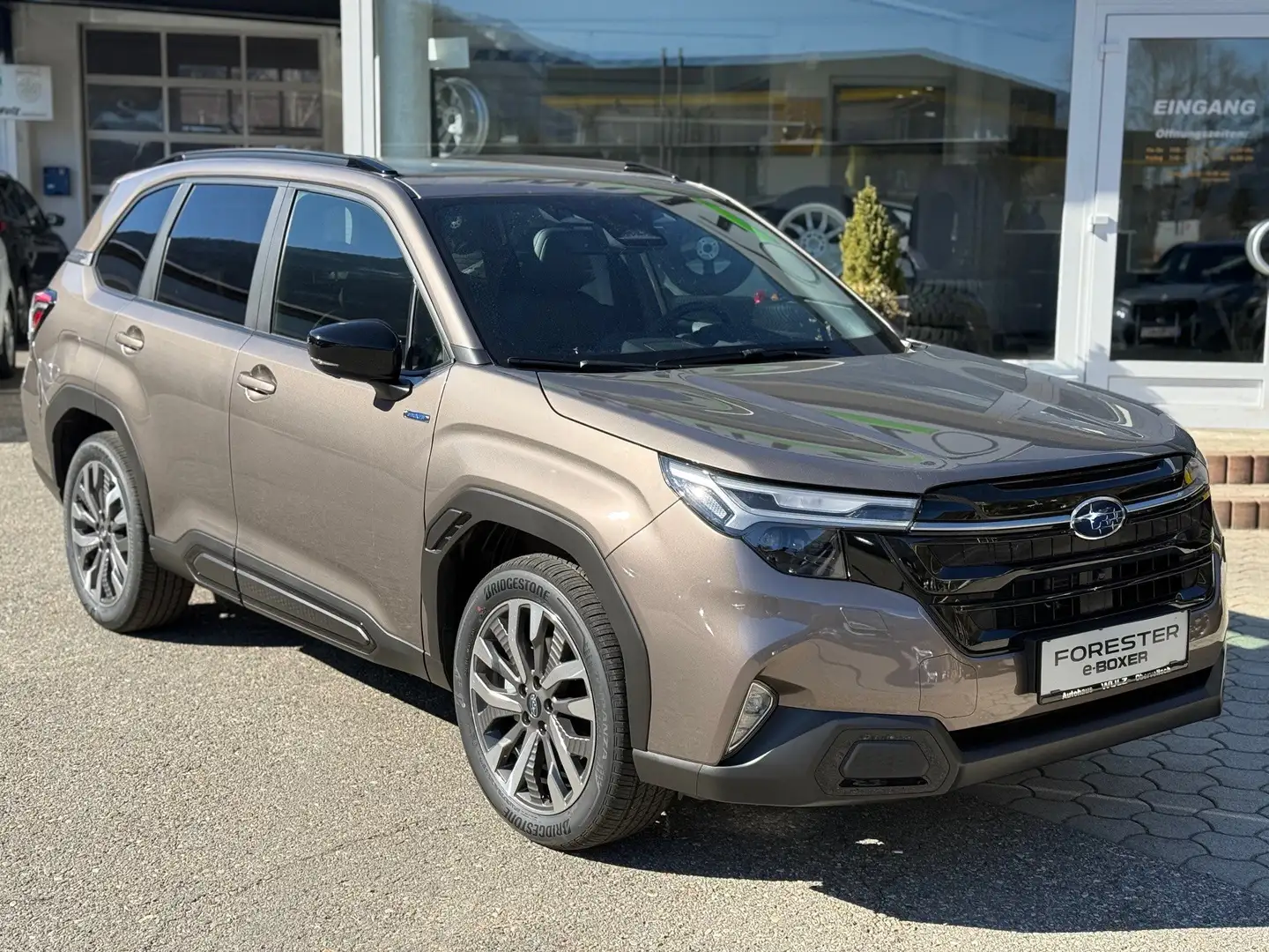 Subaru Forester 2.0 e-Boxer CVT Premium Mild Hybrid Бронзовый - 2