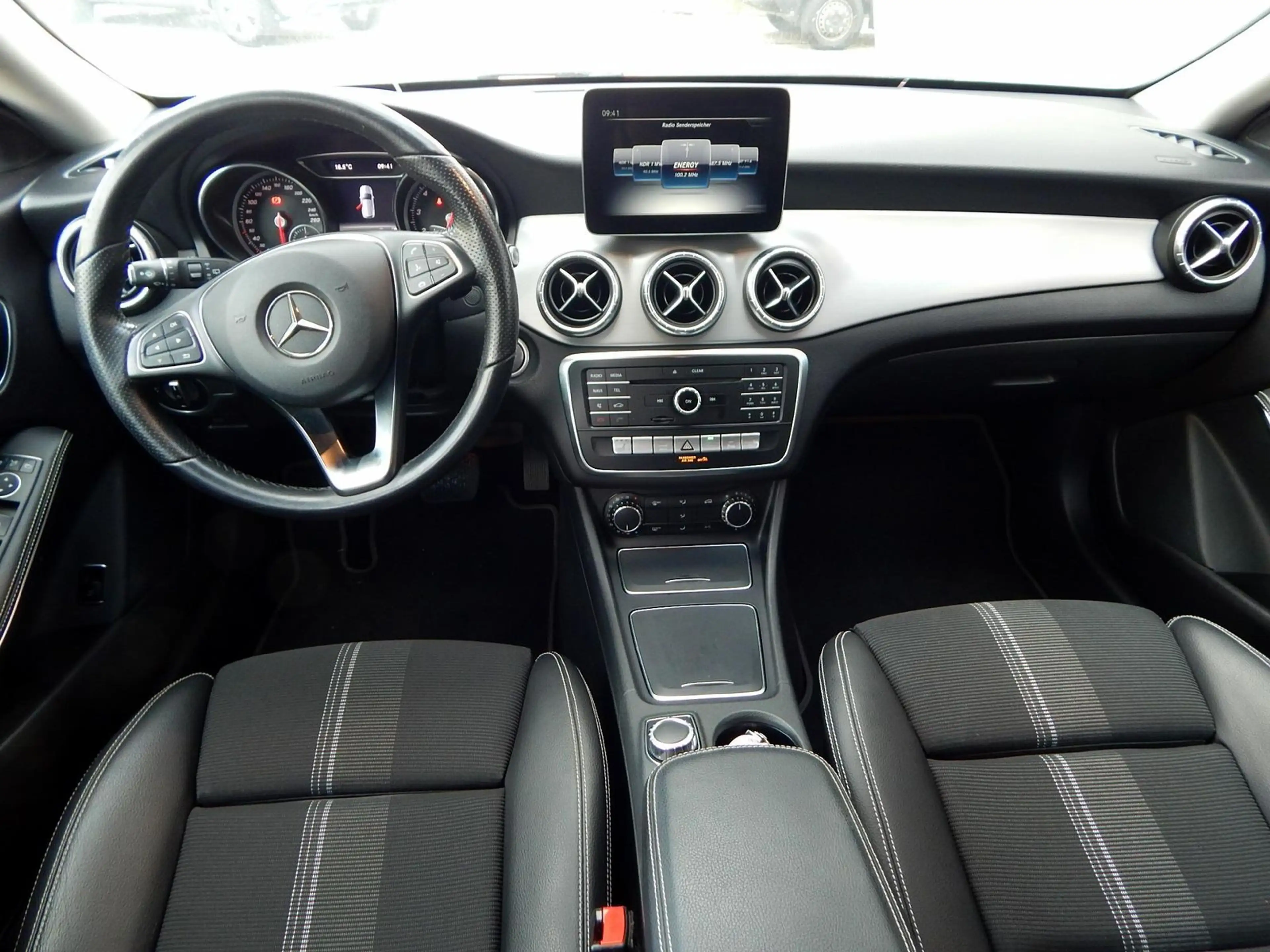 Mercedes-Benz CLA 220 4Matic Urban — photo 9