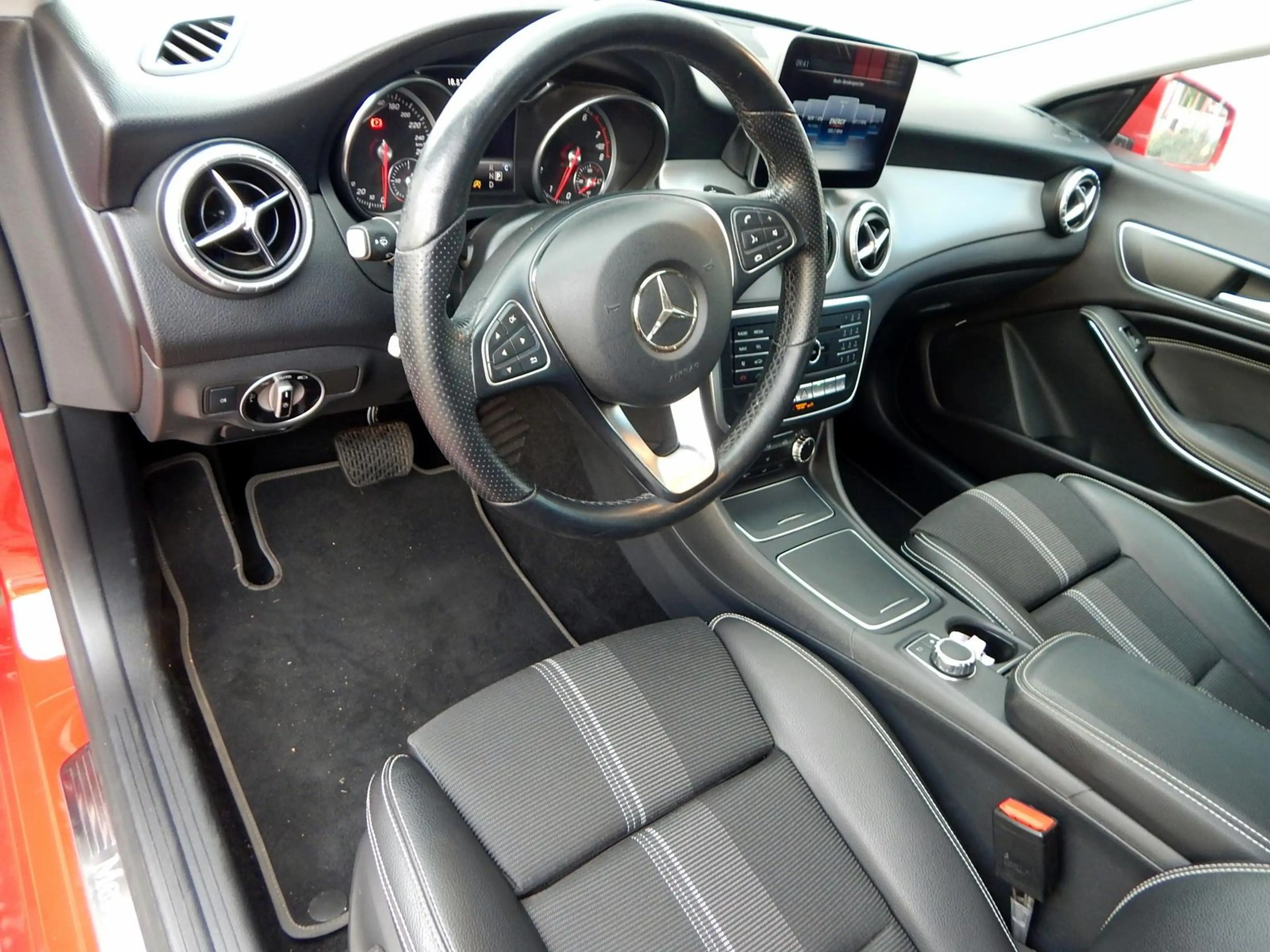 Mercedes-Benz CLA 220 4Matic Urban — photo 10