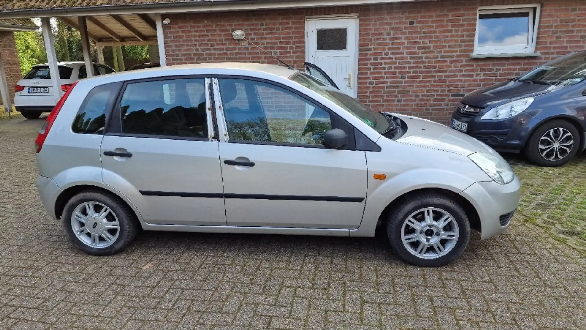 Ford Fiesta Fiesta 1.3 Silber - 2