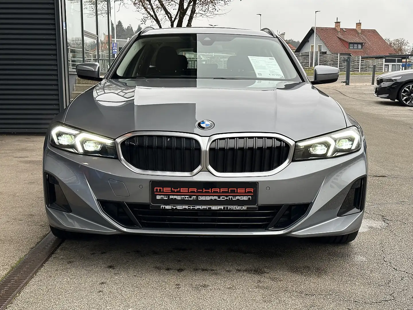 BMW 320 d xDrive Touring Aut. / Widescreen / SZH / 17" Grigio - 2