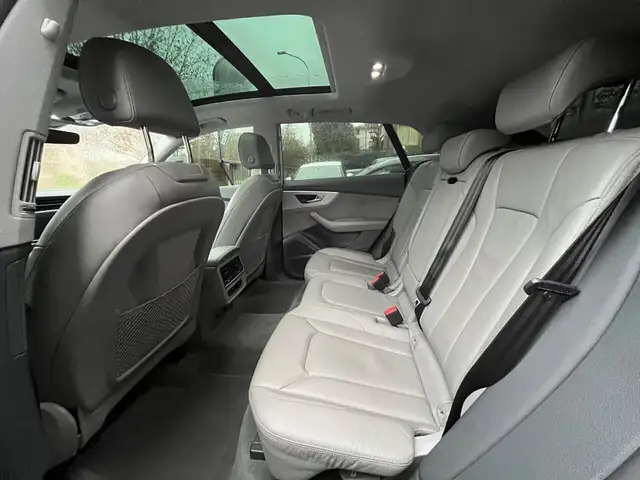 Audi Q8 view 9
