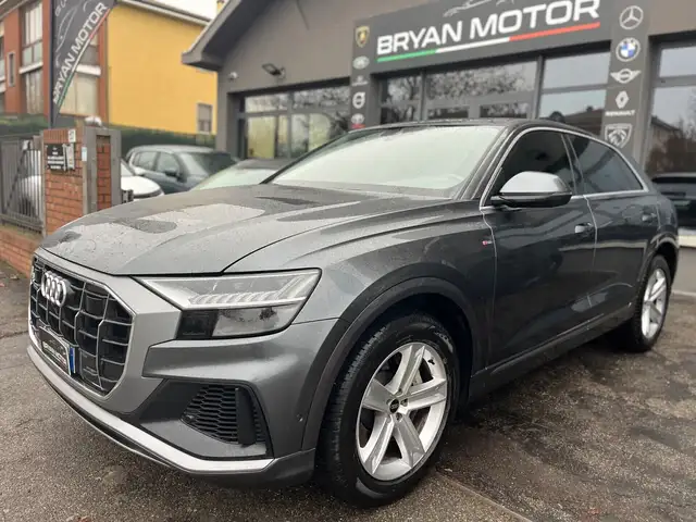 Audi Q8 view 3
