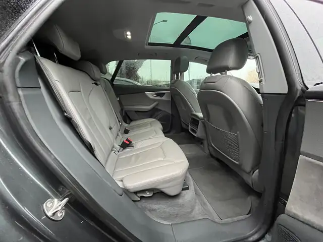 Audi Q8 view 10