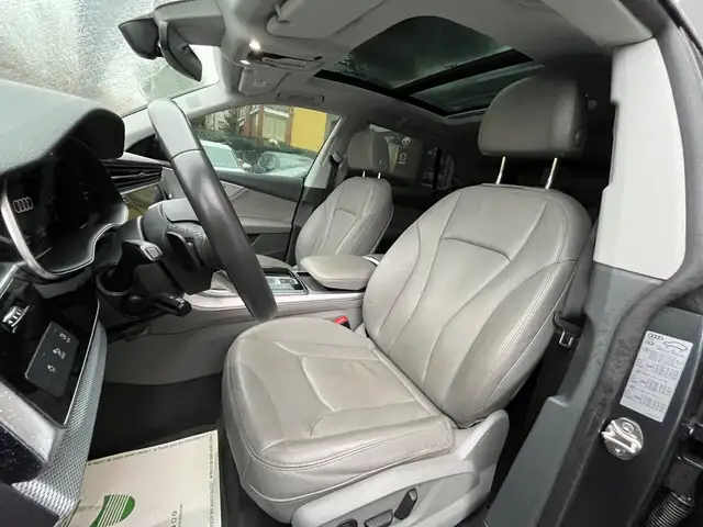 Audi Q8 view 8