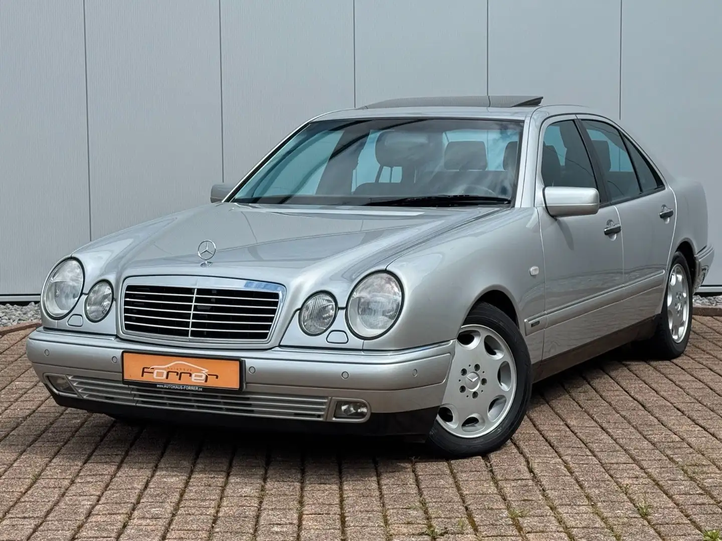 Mercedes-Benz E 240 1. Hdn. AVANTGARDE AUTOMATIK KLIMA PDC ASR Silber - 1