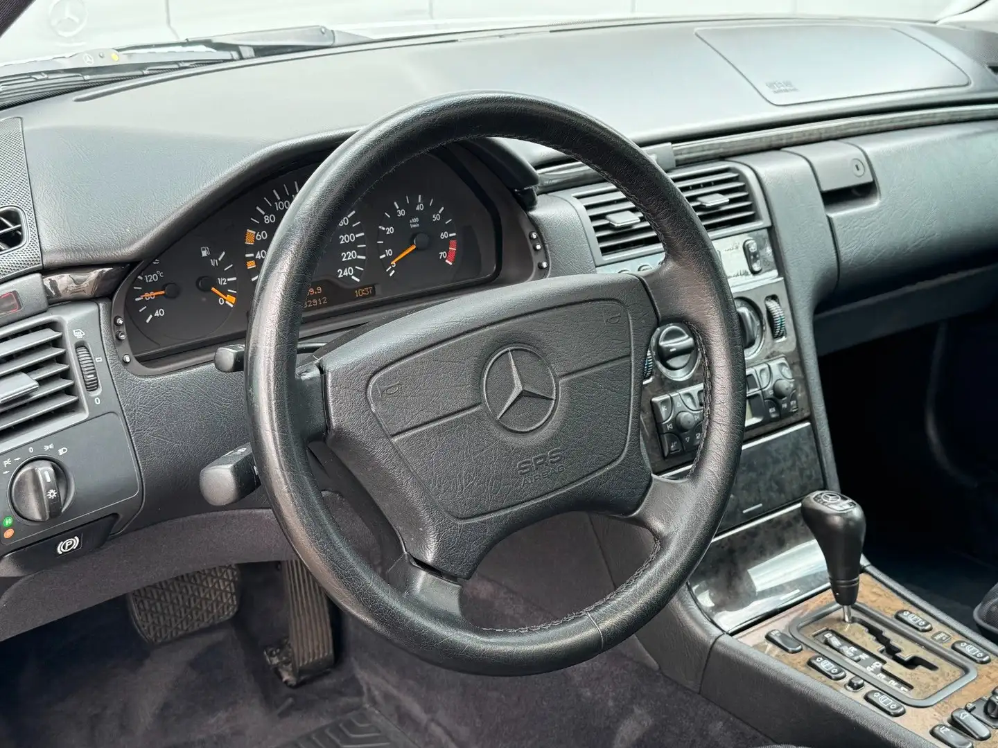 Mercedes-Benz E 240 1. Hdn. AVANTGARDE AUTOMATIK KLIMA PDC ASR Silber - 2