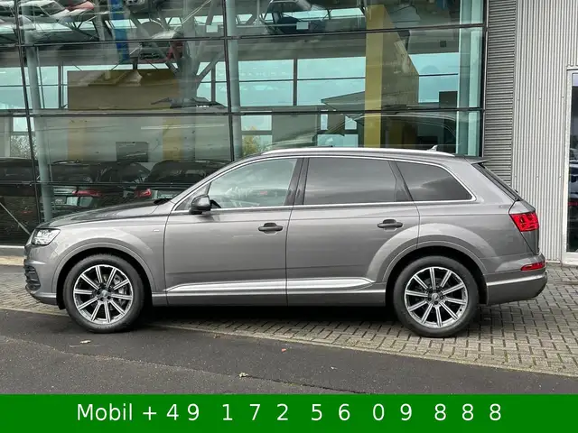 Audi Q7 view 3