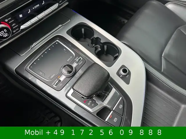 Audi Q7 view 10