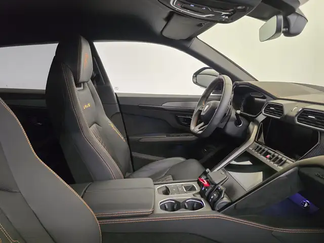 Lamborghini Urus view 6