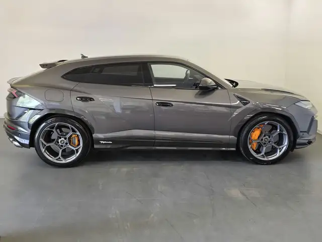 Lamborghini Urus view 2