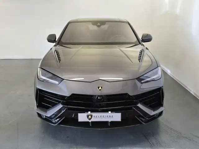 Lamborghini Urus view 5