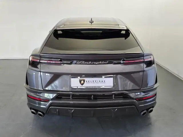 Lamborghini Urus view 4