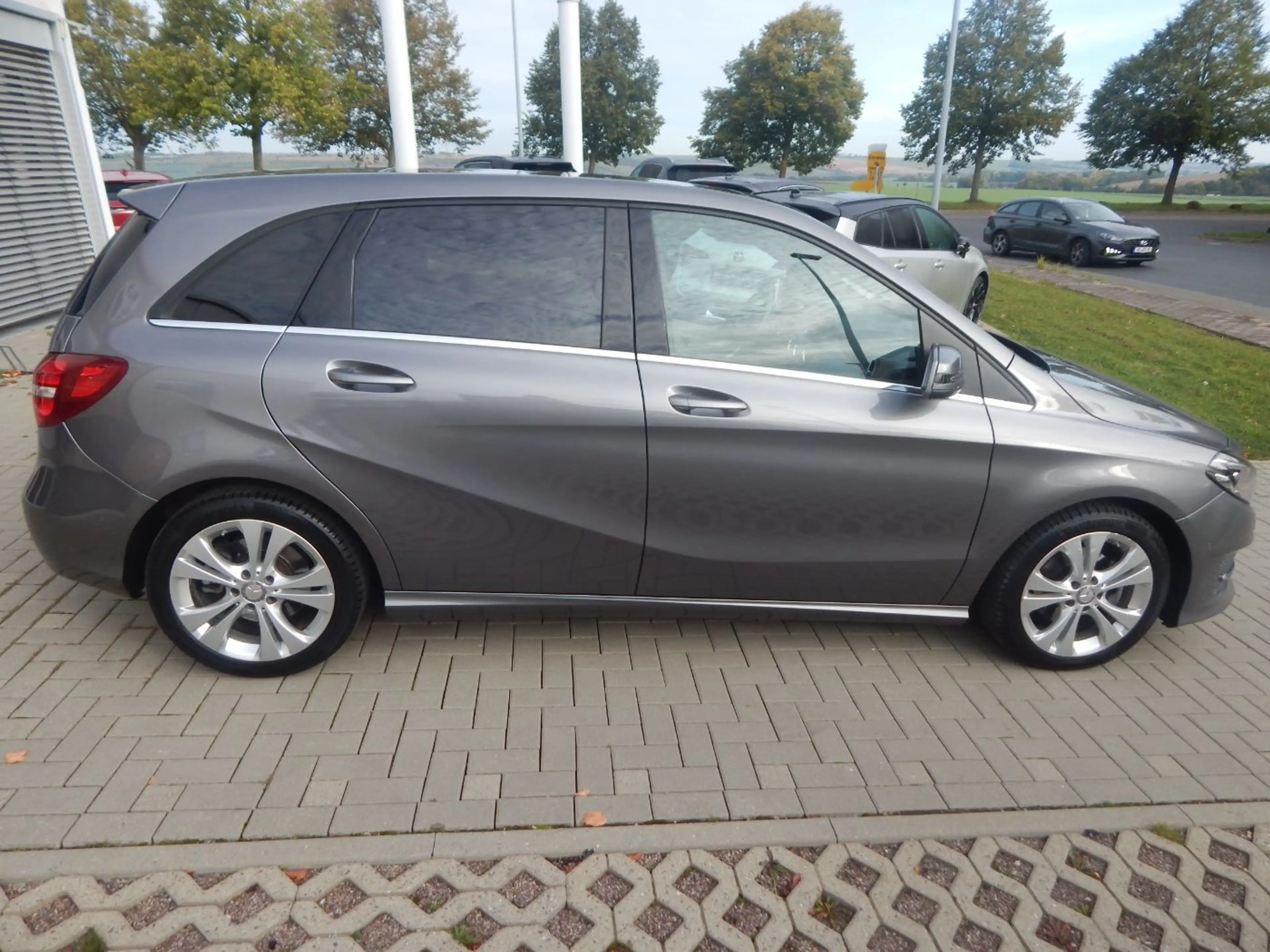 Mercedes-Benz B 220 4Matic  Urban LED+Navi+Pano+SD+SHZ+Kam.+LM — photo 7