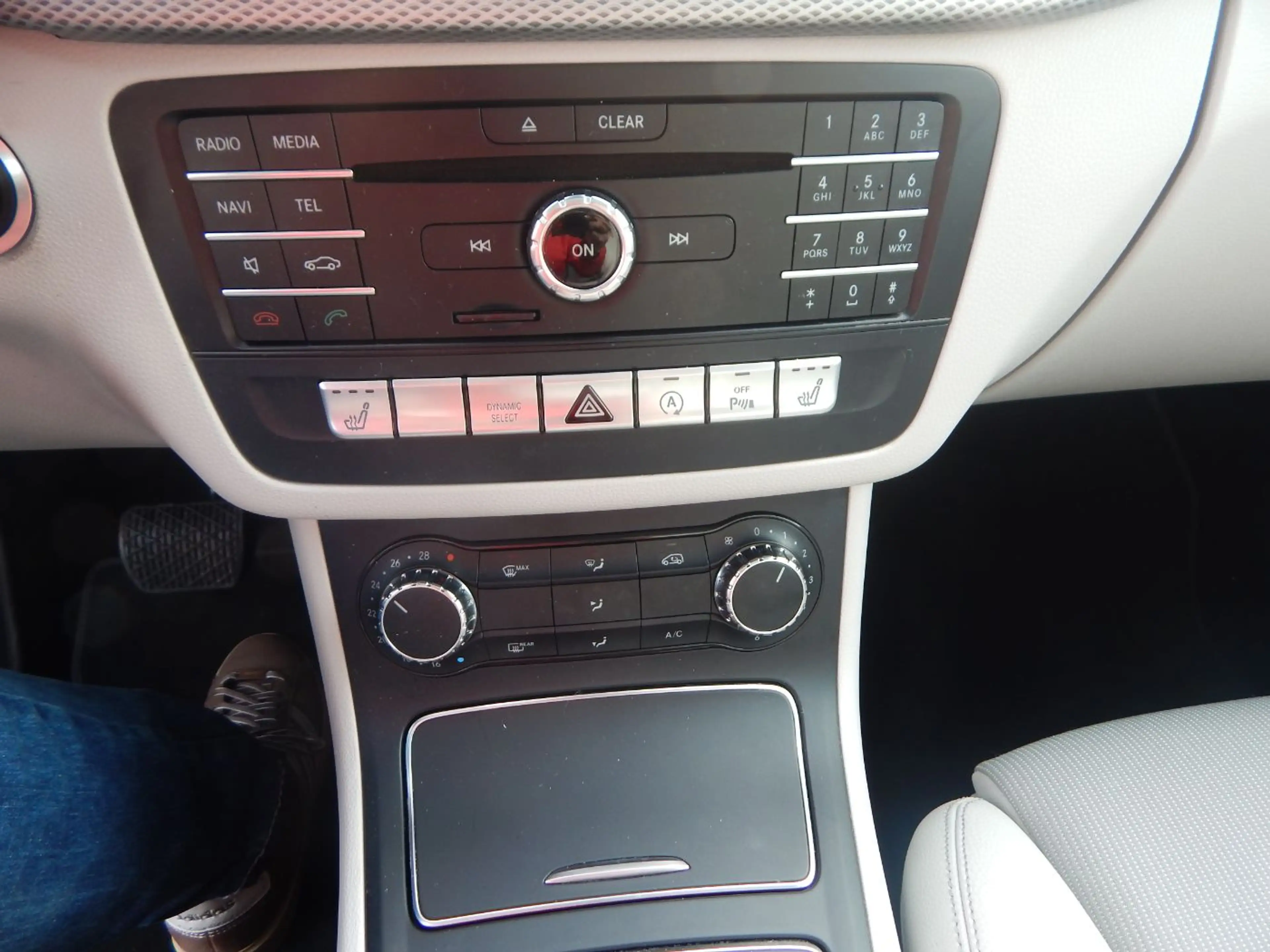 Mercedes-Benz B 220 4Matic  Urban LED+Navi+Pano+SD+SHZ+Kam.+LM — photo 13