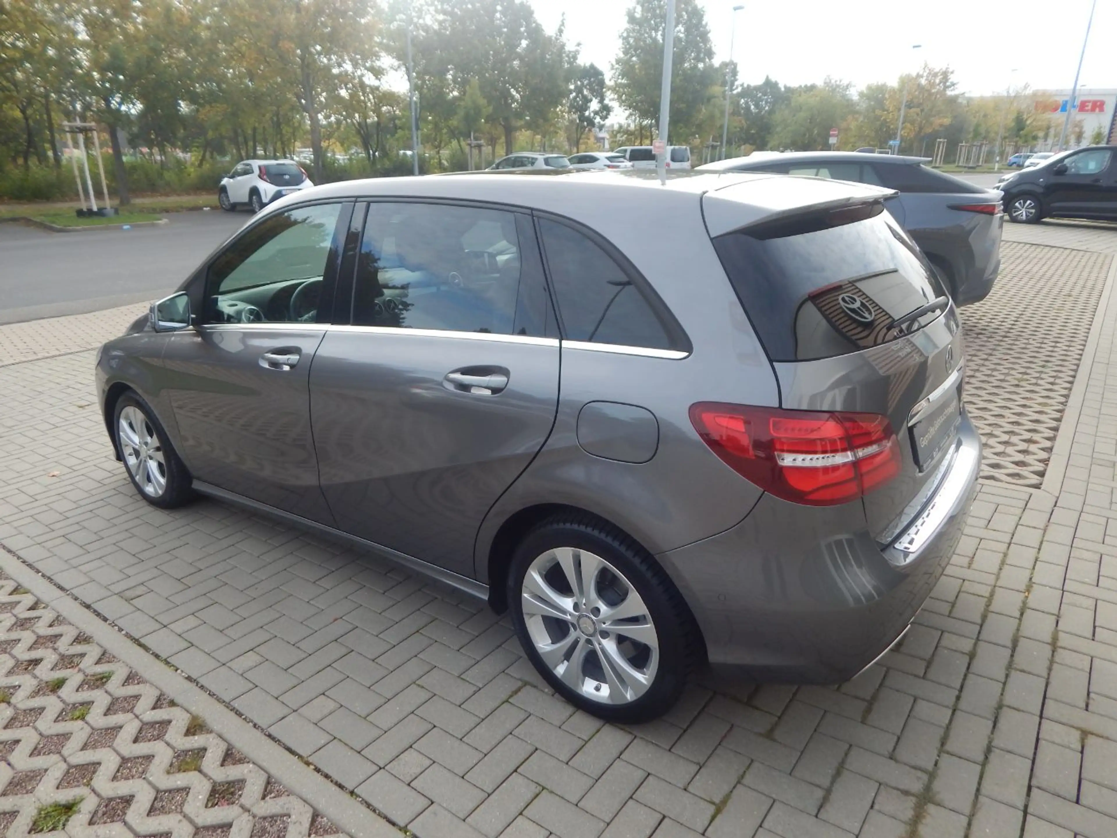 Mercedes-Benz B 220 4Matic  Urban LED+Navi+Pano+SD+SHZ+Kam.+LM — photo 4