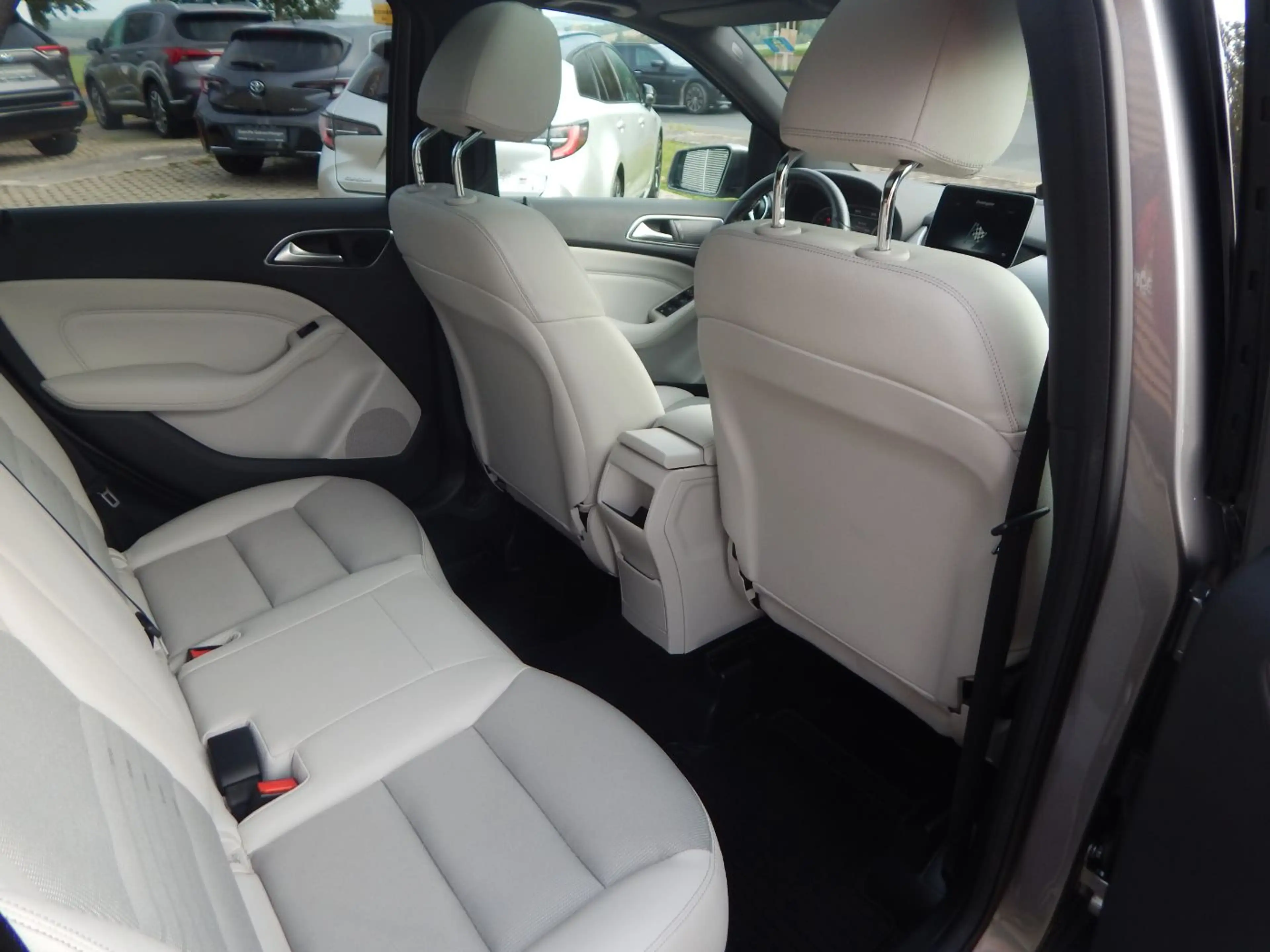 Mercedes-Benz B 220 4Matic  Urban LED+Navi+Pano+SD+SHZ+Kam.+LM — photo 11