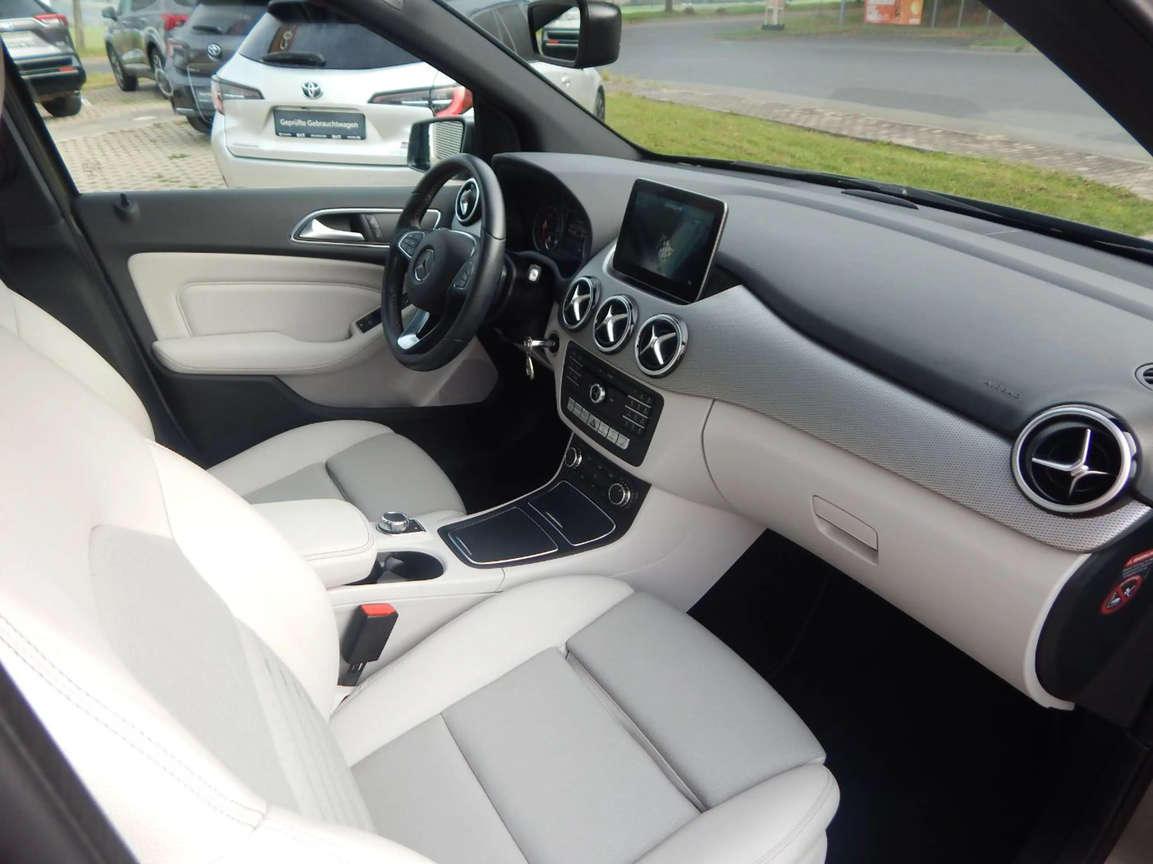 Mercedes-Benz B 220 4Matic  Urban LED+Navi+Pano+SD+SHZ+Kam.+LM — photo 12