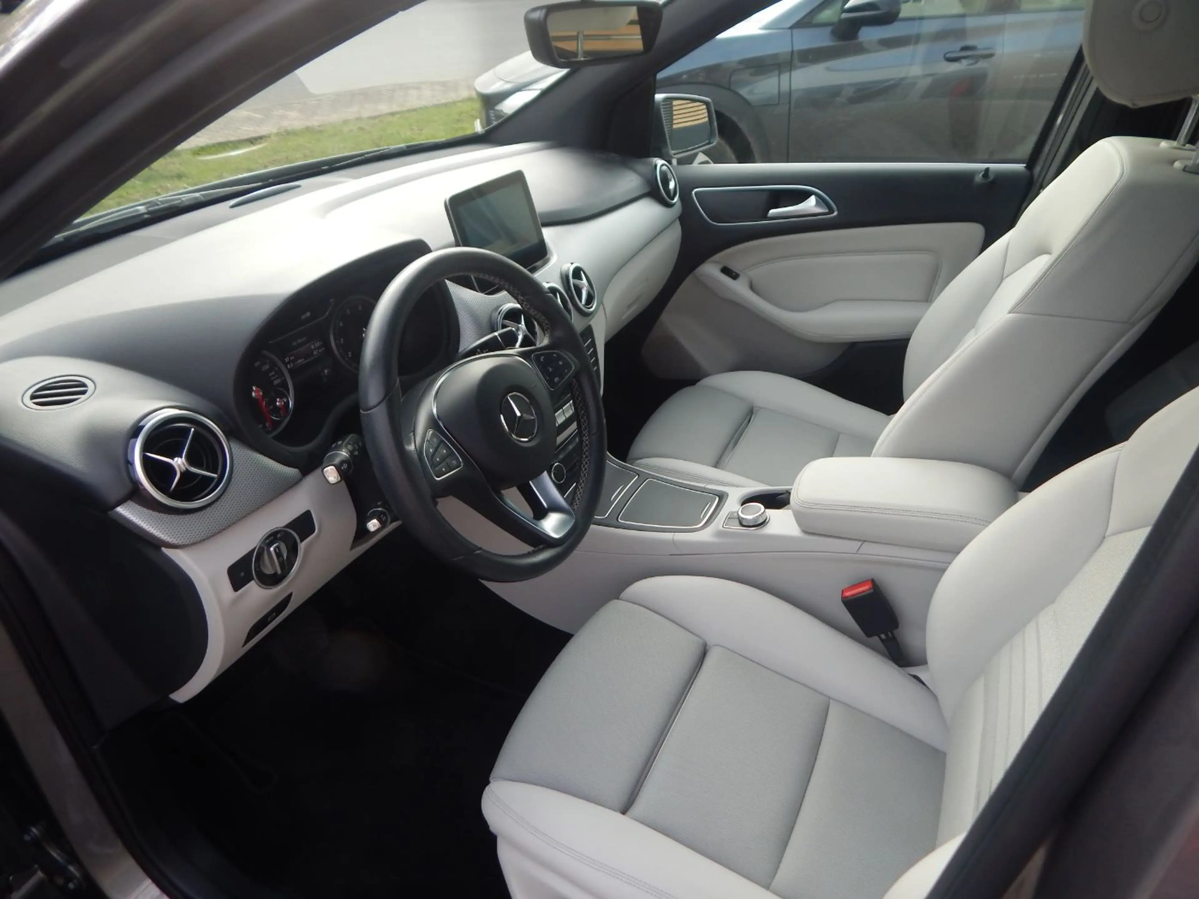 Mercedes-Benz B 220 4Matic  Urban LED+Navi+Pano+SD+SHZ+Kam.+LM — photo 9
