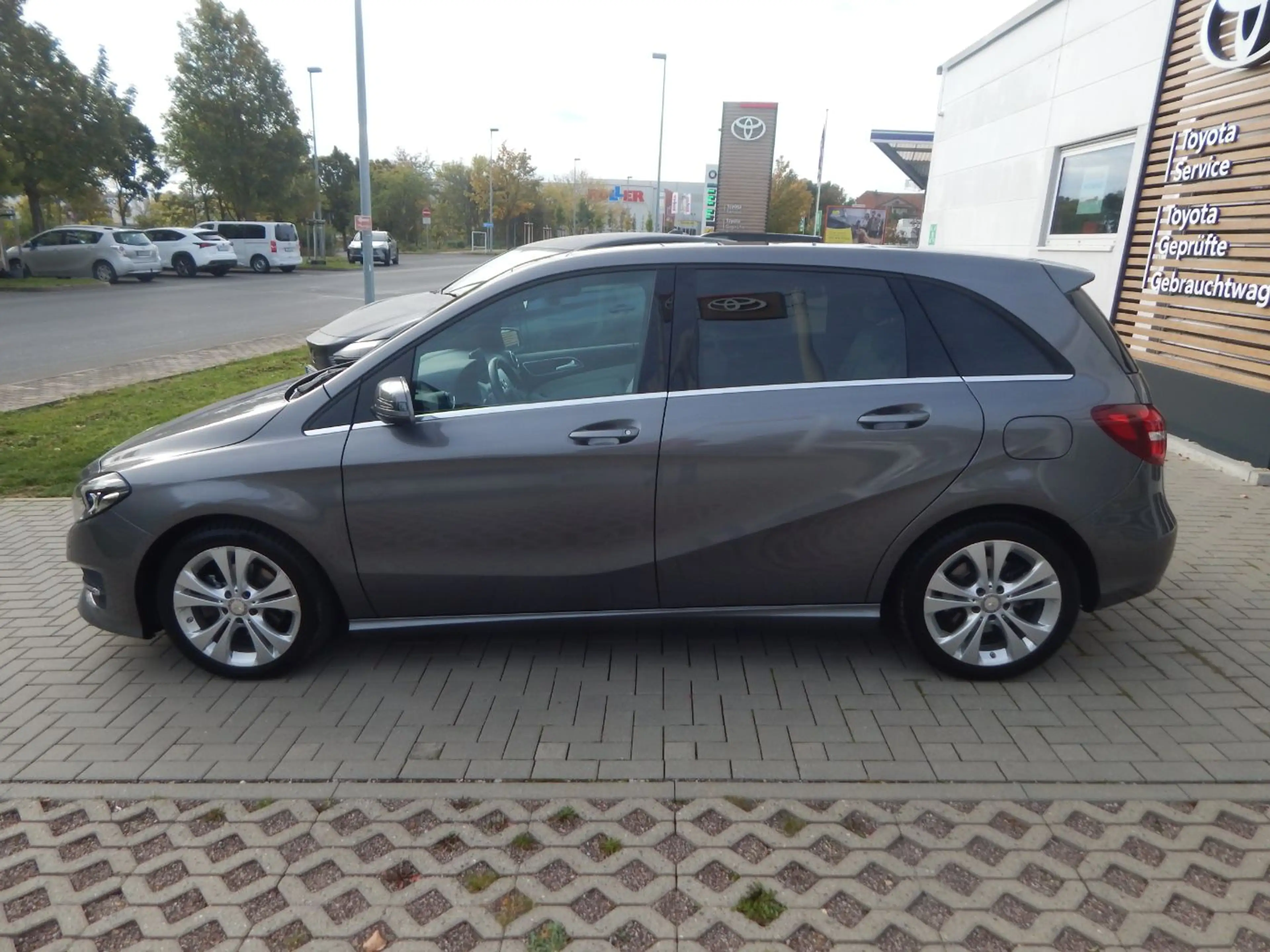 Mercedes-Benz B 220 4Matic  Urban LED+Navi+Pano+SD+SHZ+Kam.+LM — photo 3