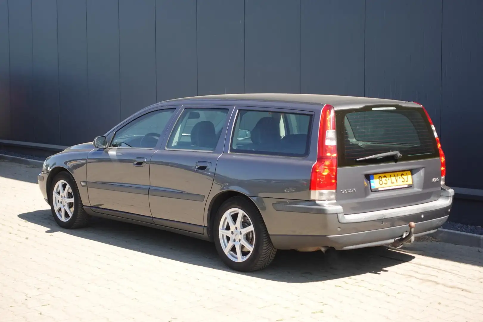 Volvo V70 2.4 Comfort Line LEES TEKST Gris - 2