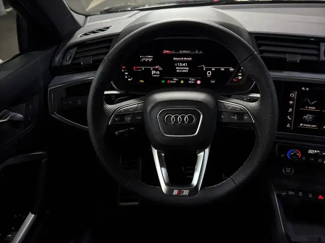 Audi Q3 view 8