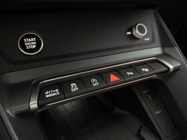 Audi Q3 view 10