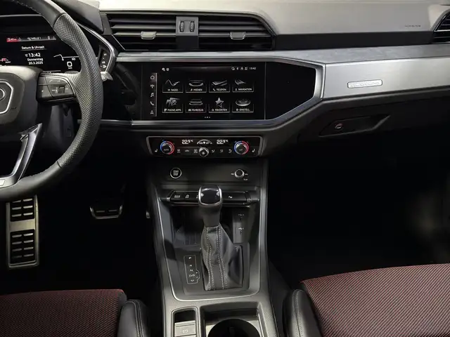 Audi Q3 view 9