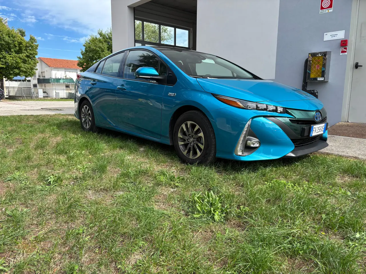 Toyota Prius Plug in — photo 1 of 11