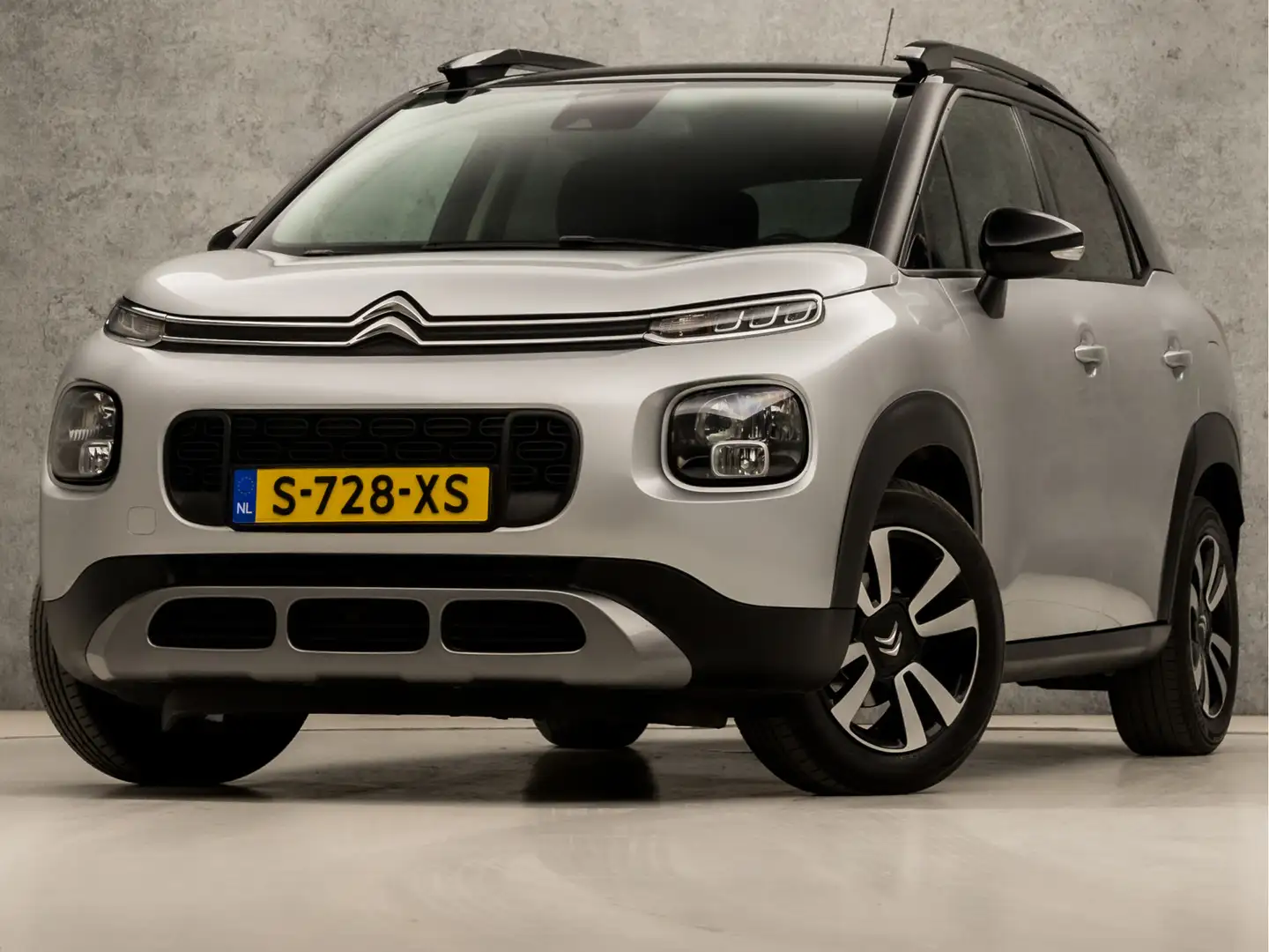 Citroen C3 Aircross 1.2 PureTech Sport (APPLE CARPLAY, GROOT NAVI, ZWA Grijs - 1