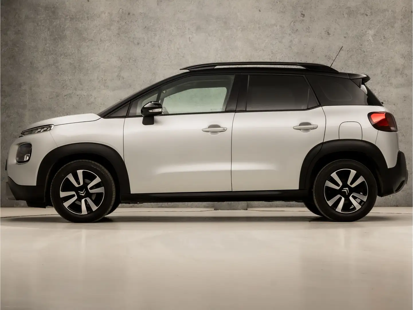 Citroen C3 Aircross 1.2 PureTech Sport (APPLE CARPLAY, GROOT NAVI, ZWA Grijs - 2