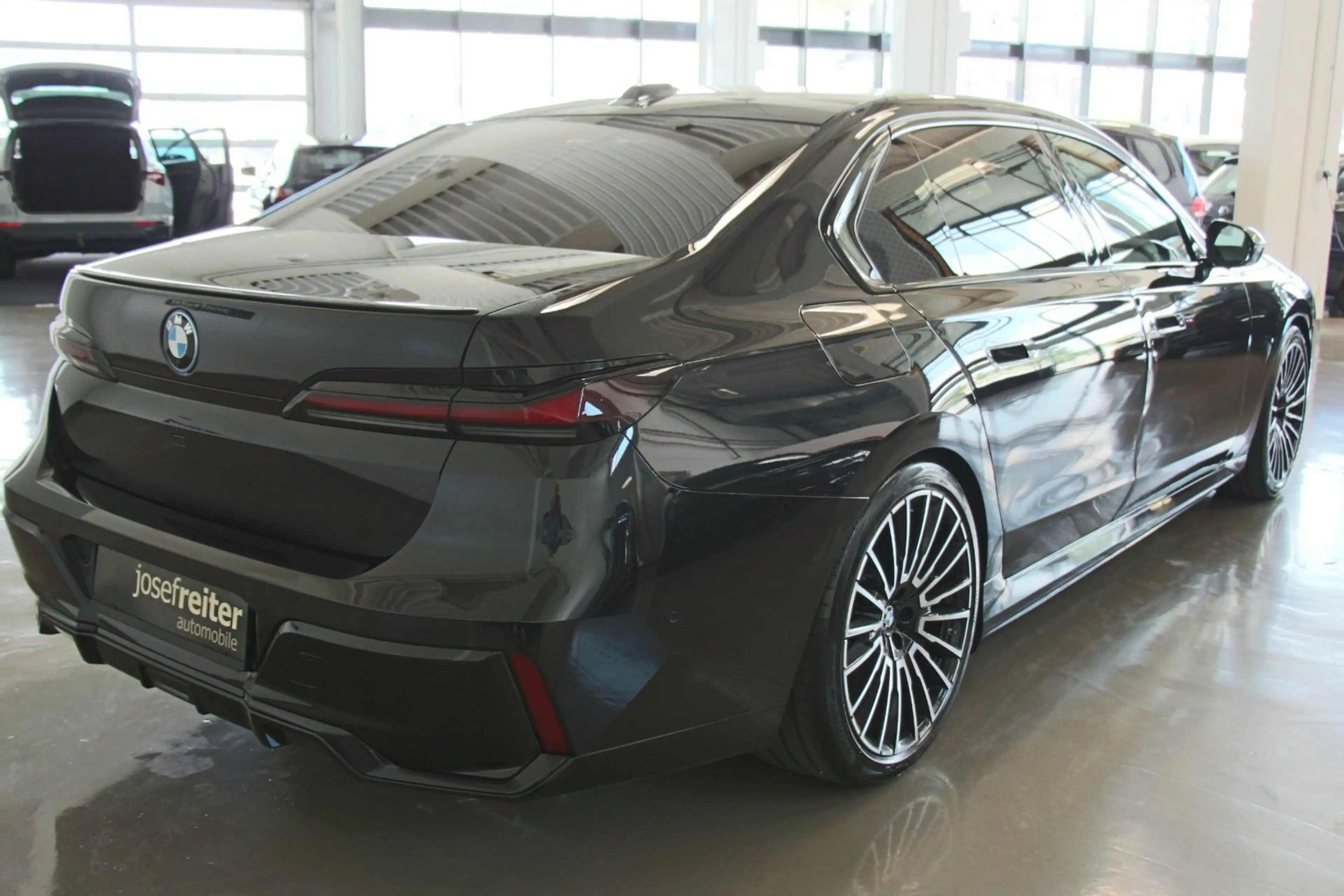 BMW 750 e xDrive Limousine M SPORT/AHK/SITZBEL — photo 10