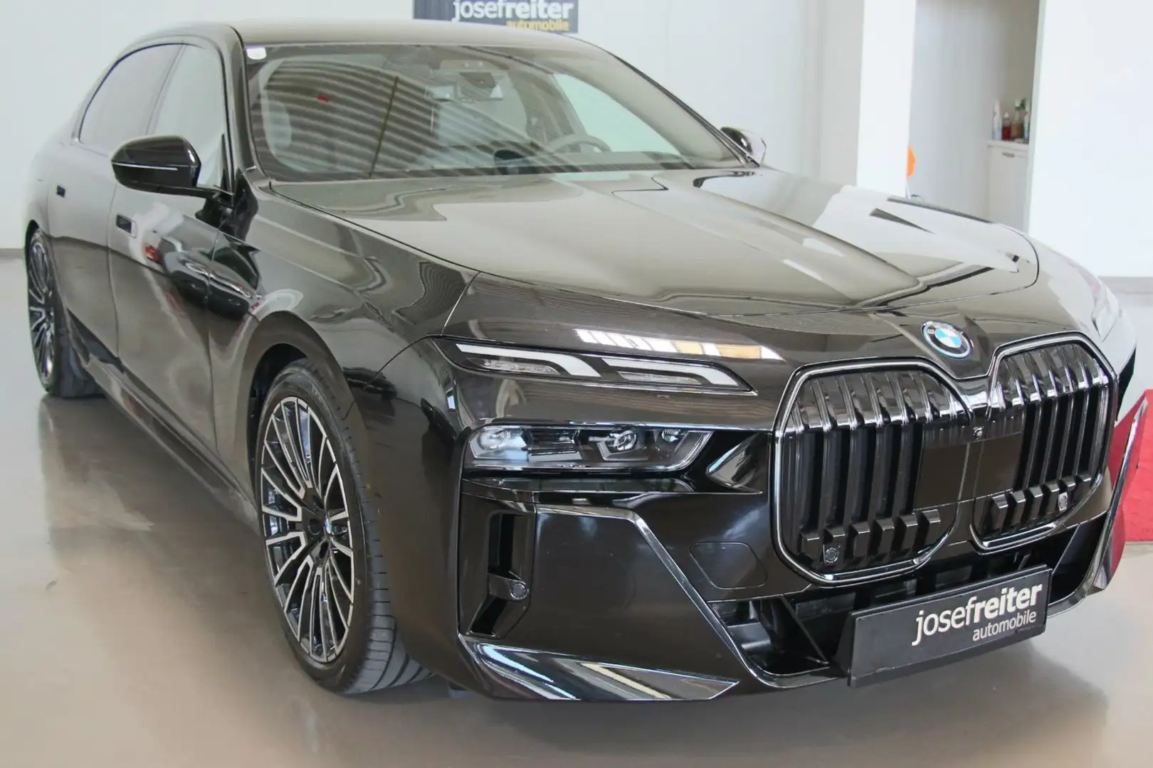 BMW 750 e xDrive Limousine M SPORT/AHK/SITZBEL Schwarz - 1