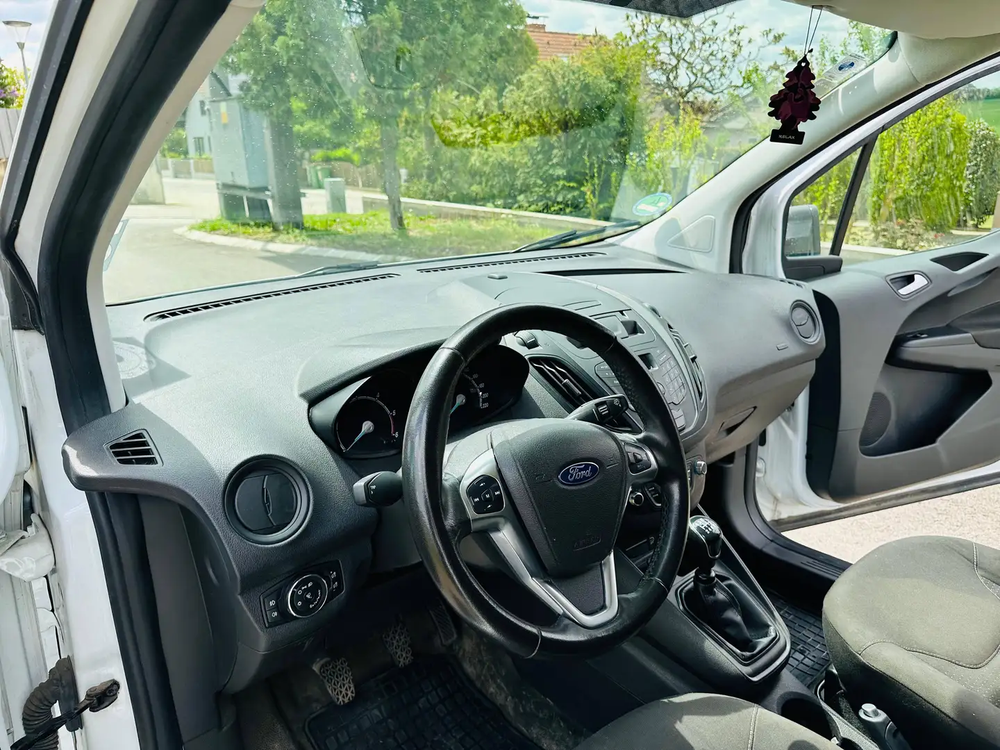 Ford Transit Courier Courier 1,5TCDI Trend Euro 6 / Servicegepflegt bei Ford / 8-fach bereift Weiß - 2