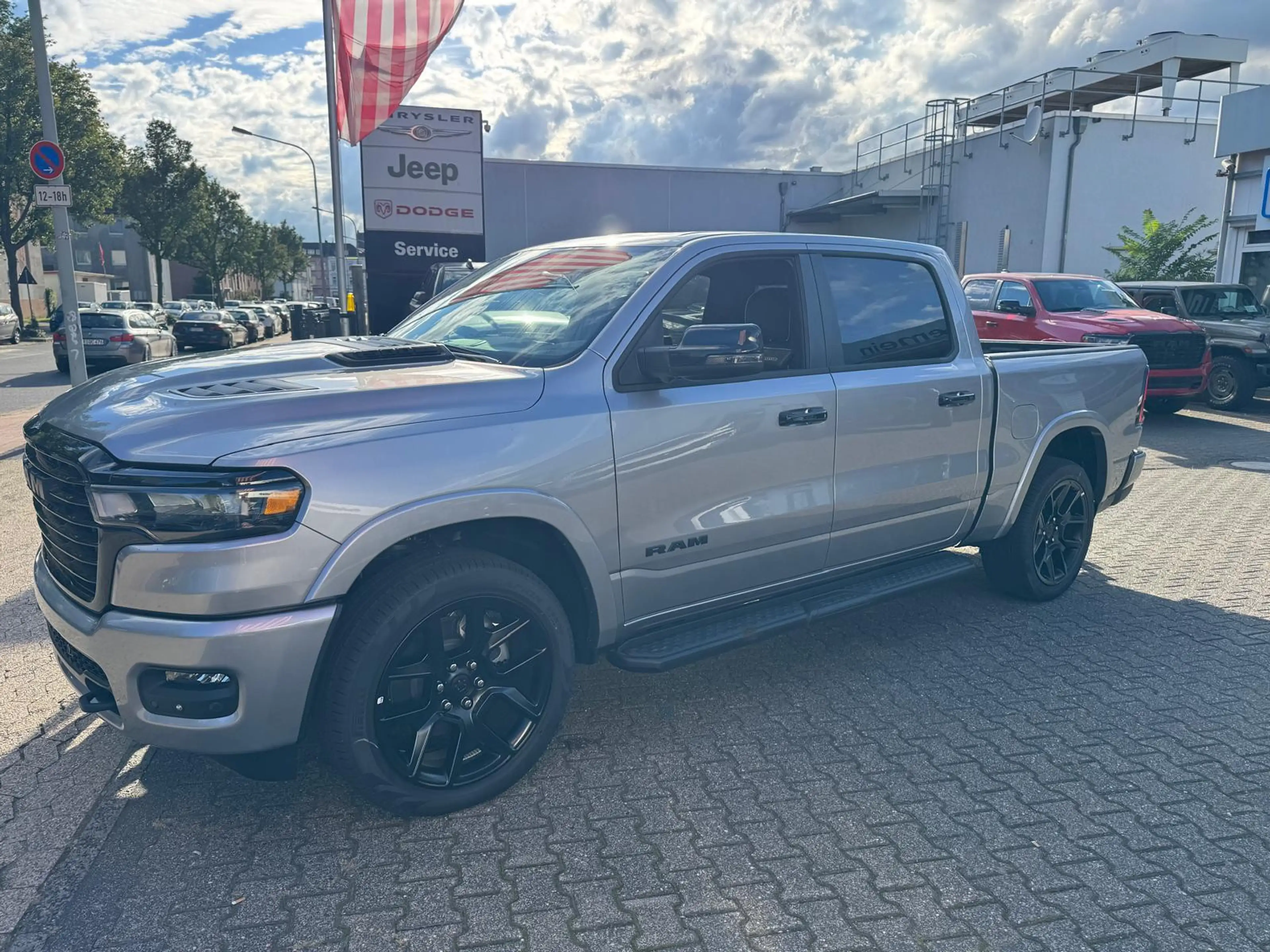 Dodge RAM 1500 Laramie Night AHK , Beifahrerdisplay — photo 13