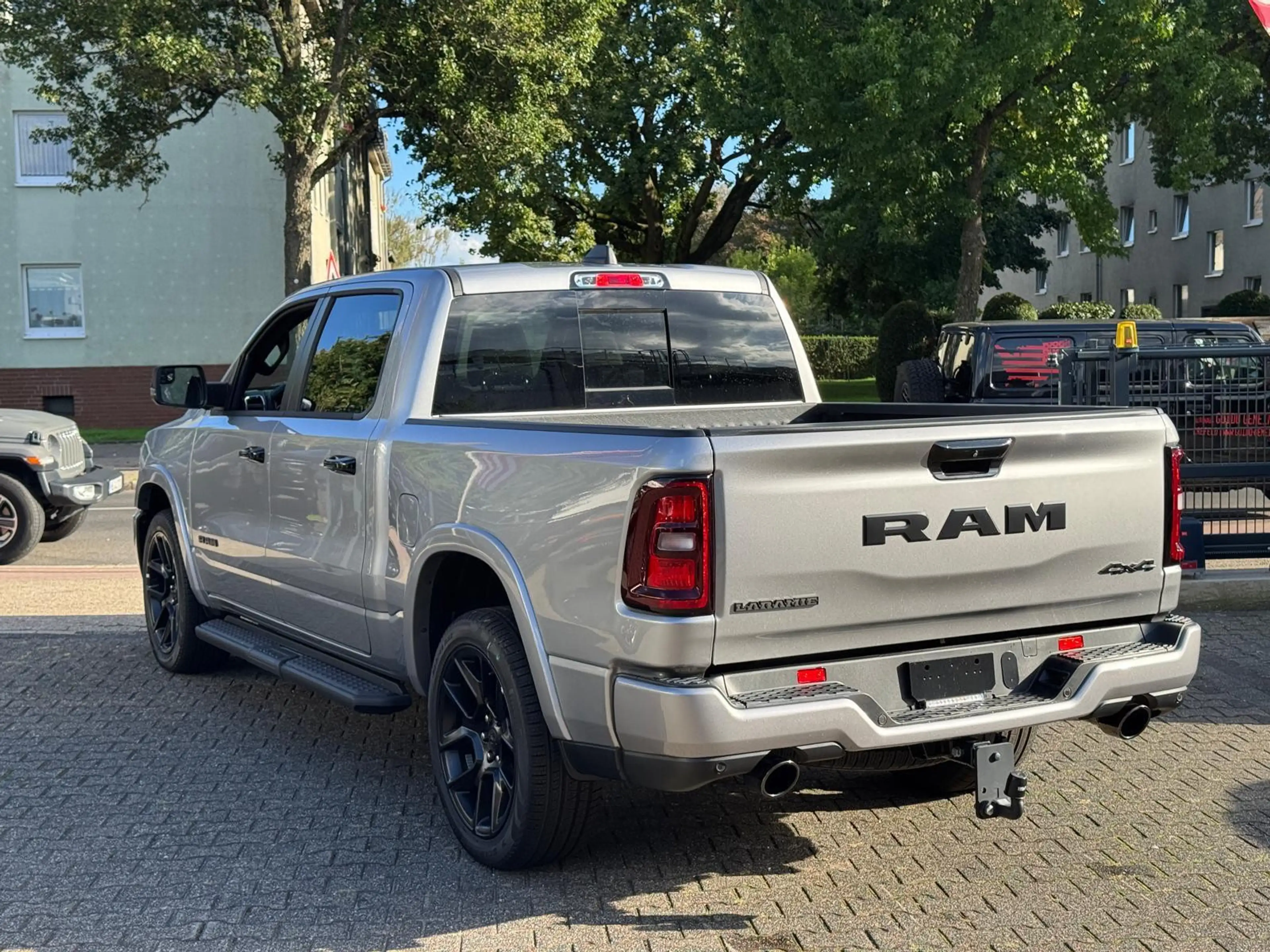 Dodge RAM 1500 Laramie Night AHK , Beifahrerdisplay — photo 10