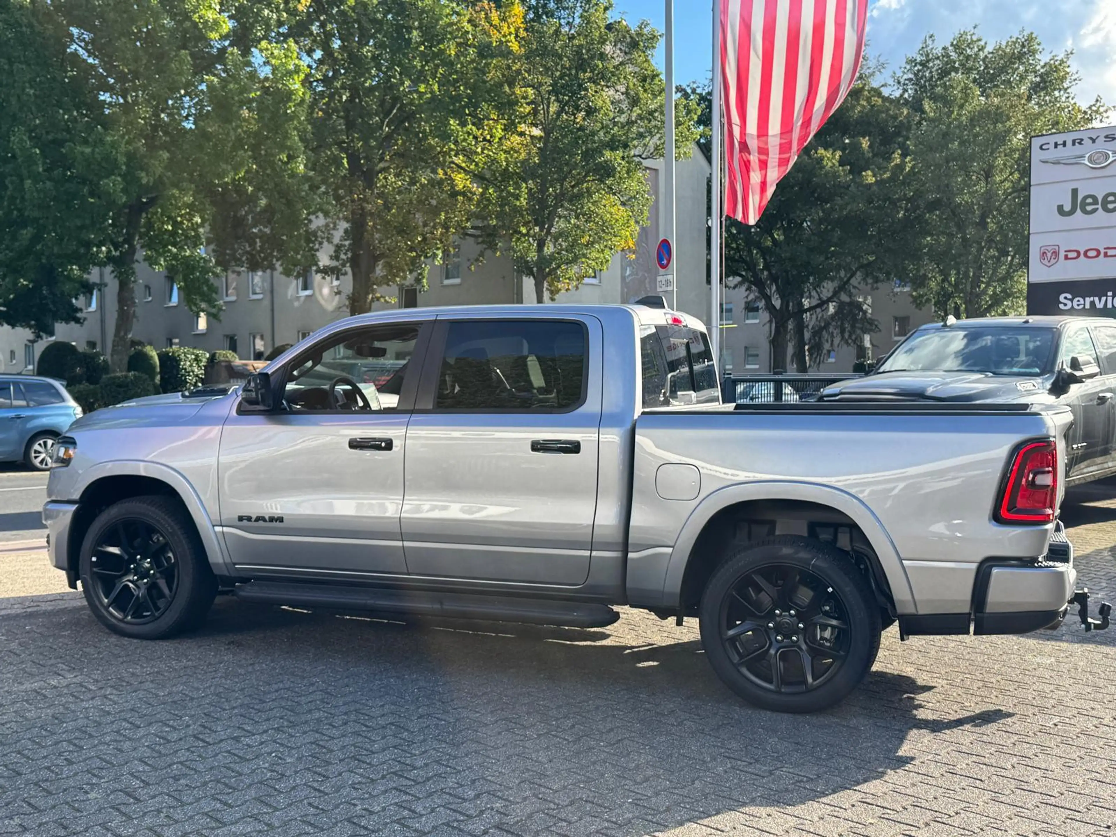 Dodge RAM 1500 Laramie Night AHK , Beifahrerdisplay — photo 12