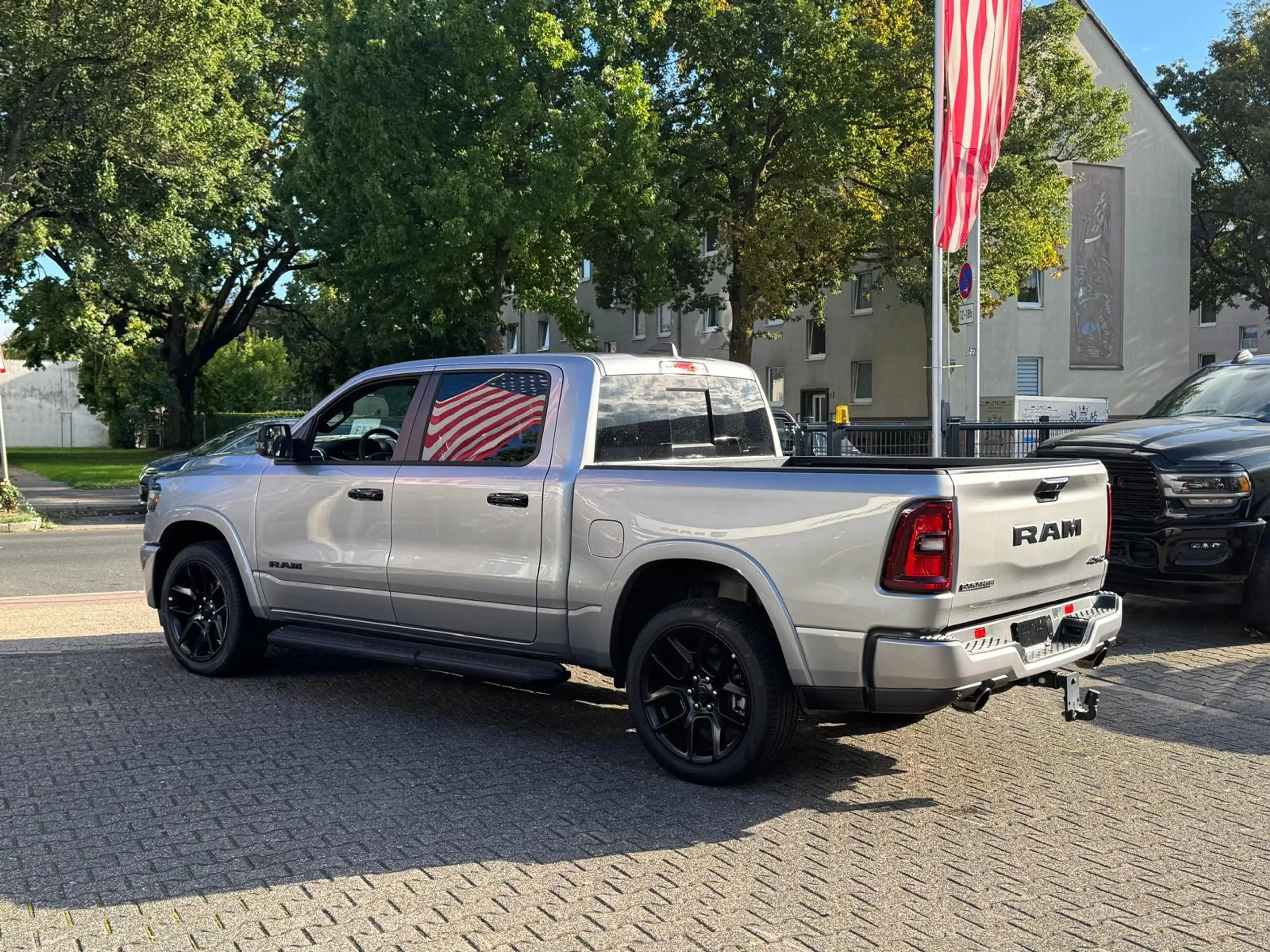 Dodge RAM 1500 Laramie Night AHK , Beifahrerdisplay — photo 11