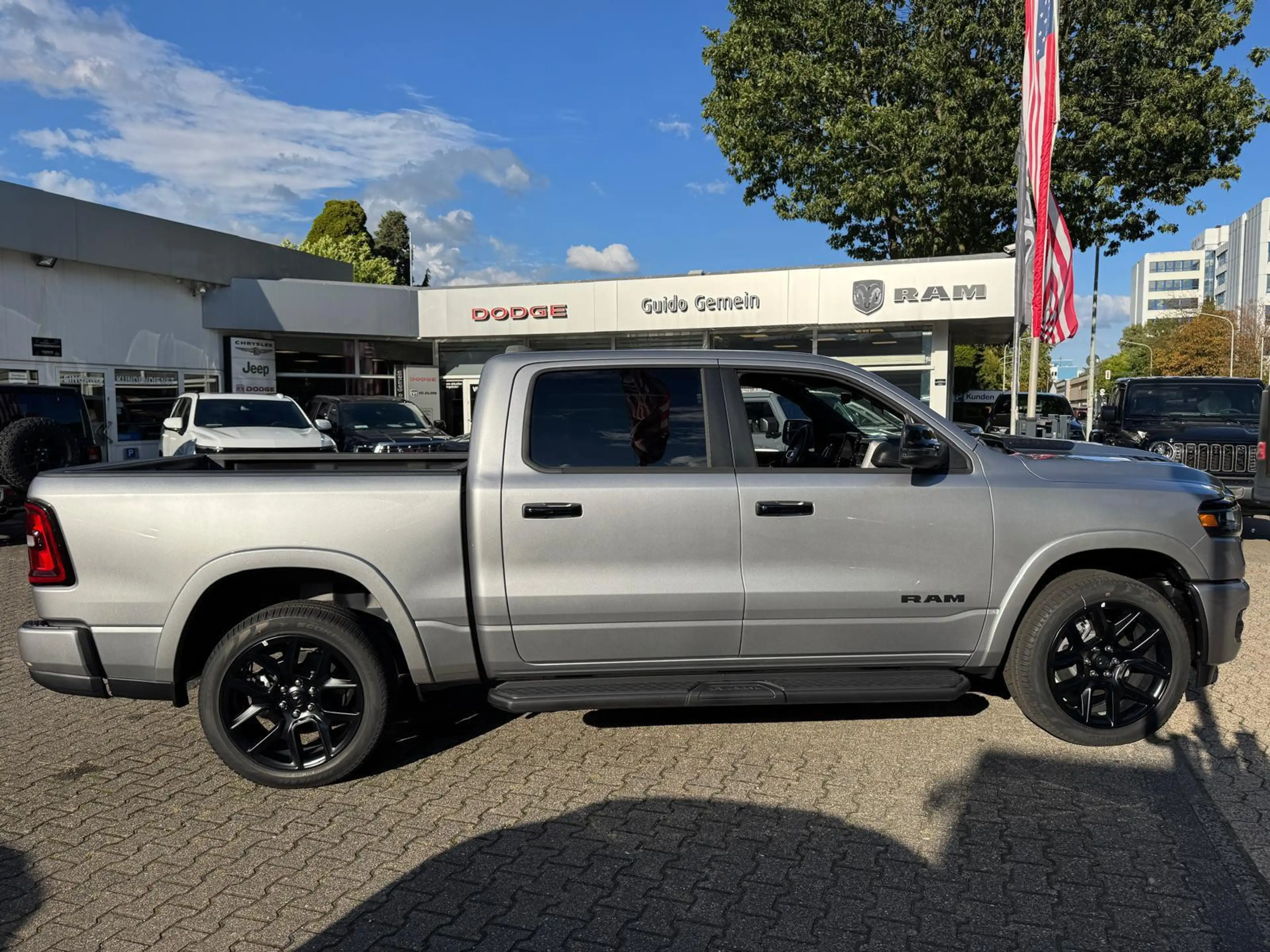 Dodge RAM 1500 Laramie Night AHK , Beifahrerdisplay — photo 5