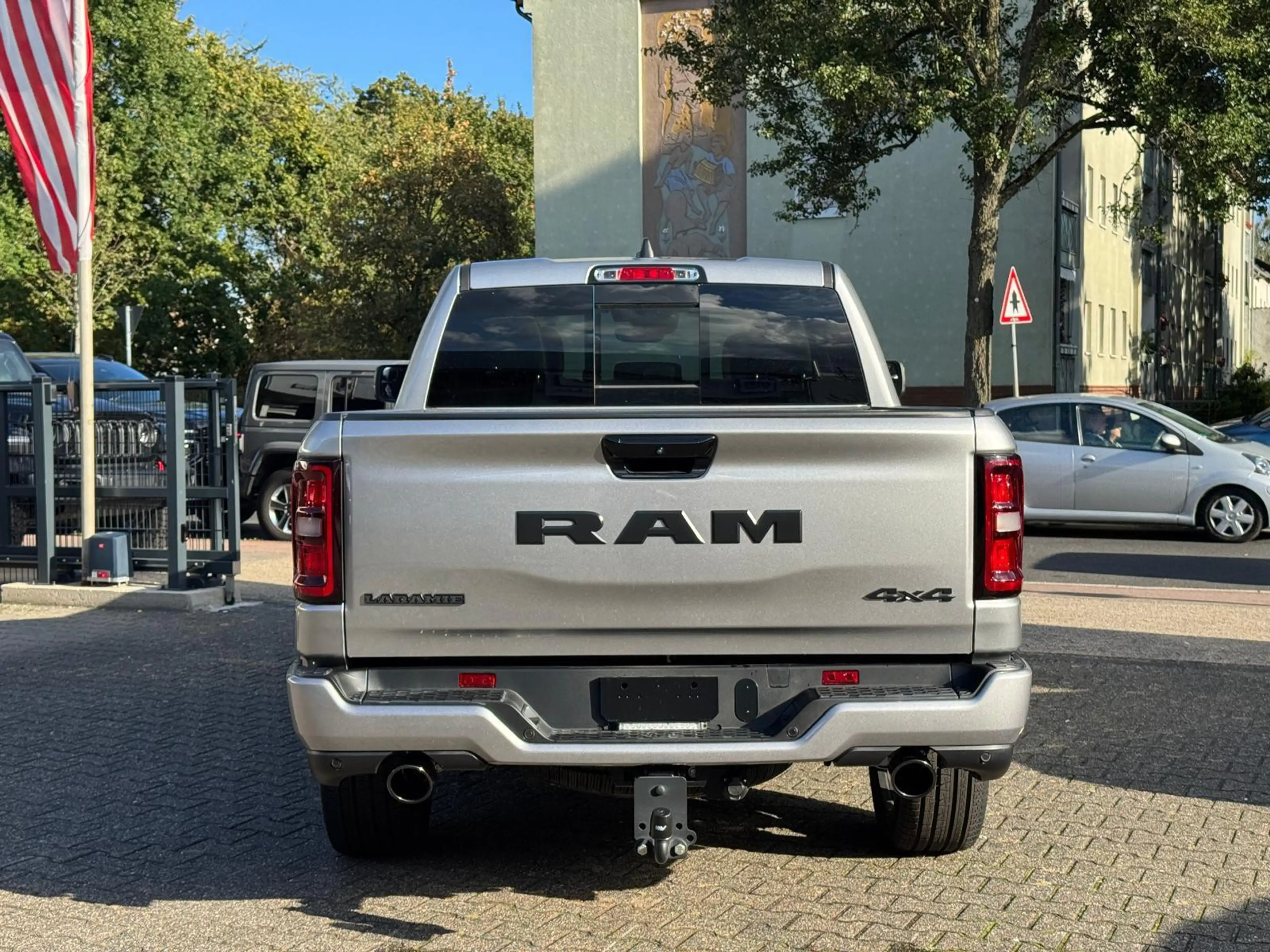 Dodge RAM 1500 Laramie Night AHK , Beifahrerdisplay — photo 9
