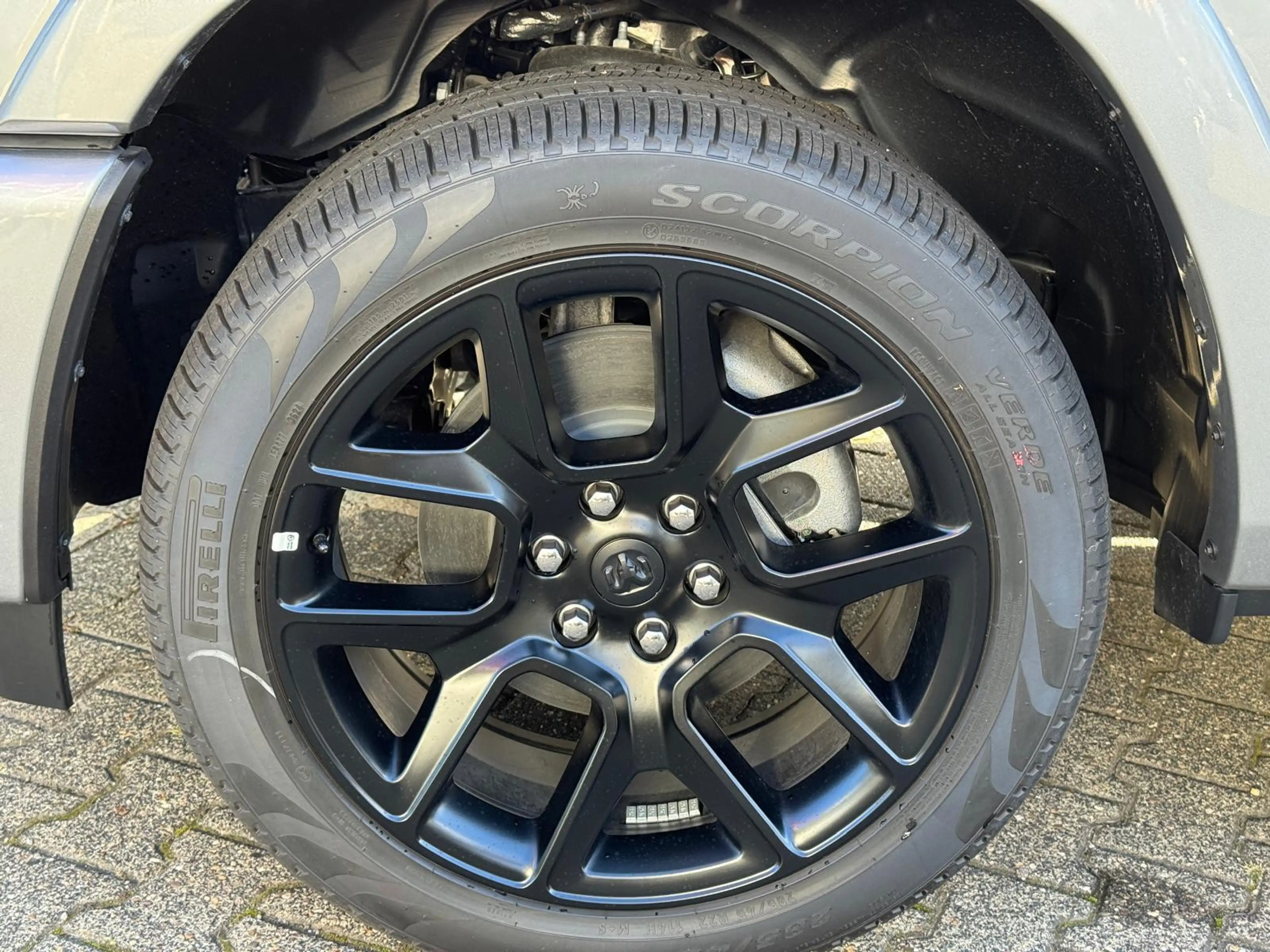 Dodge RAM 1500 Laramie Night AHK , Beifahrerdisplay — photo 15