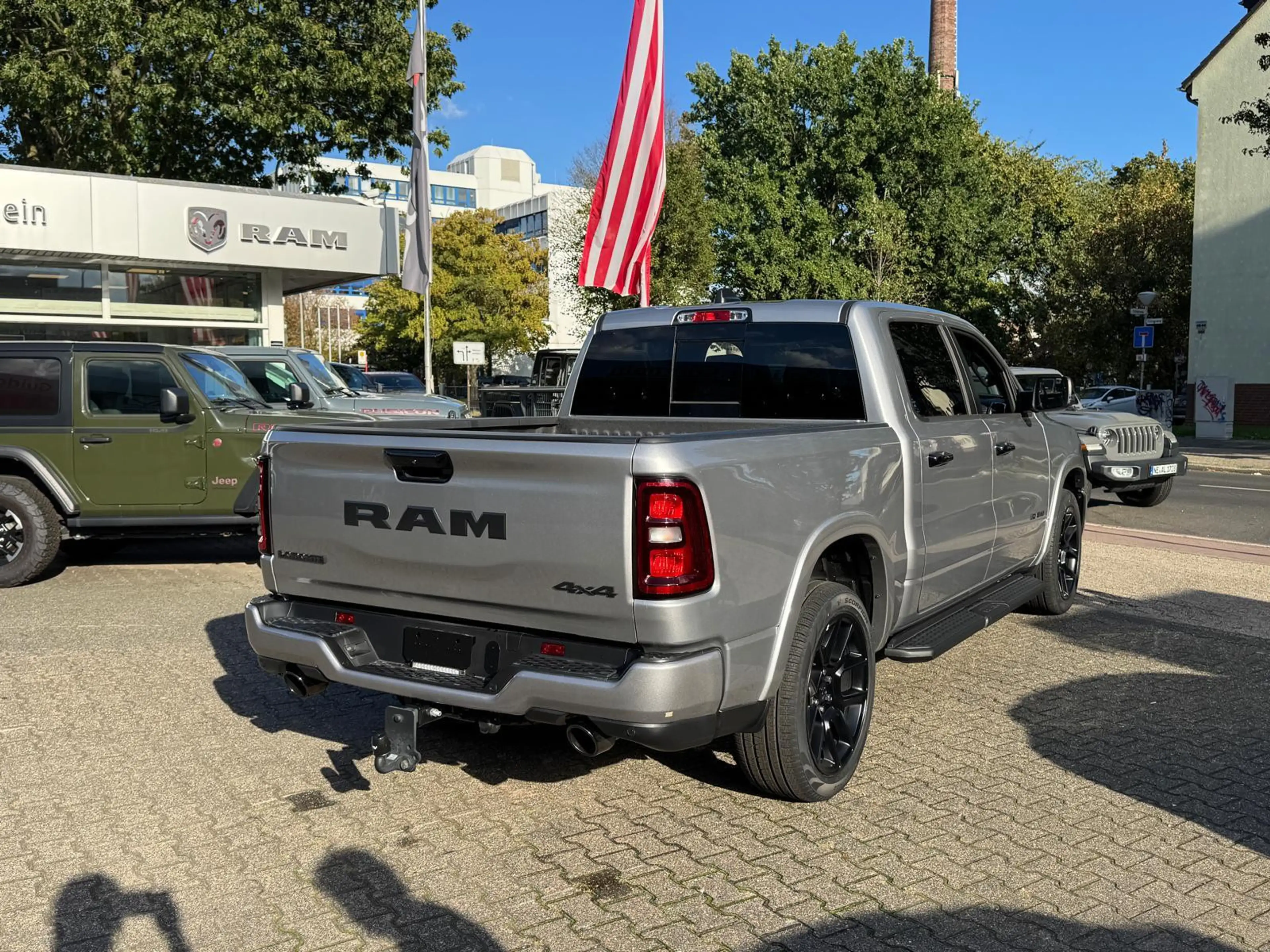 Dodge RAM 1500 Laramie Night AHK , Beifahrerdisplay — photo 8
