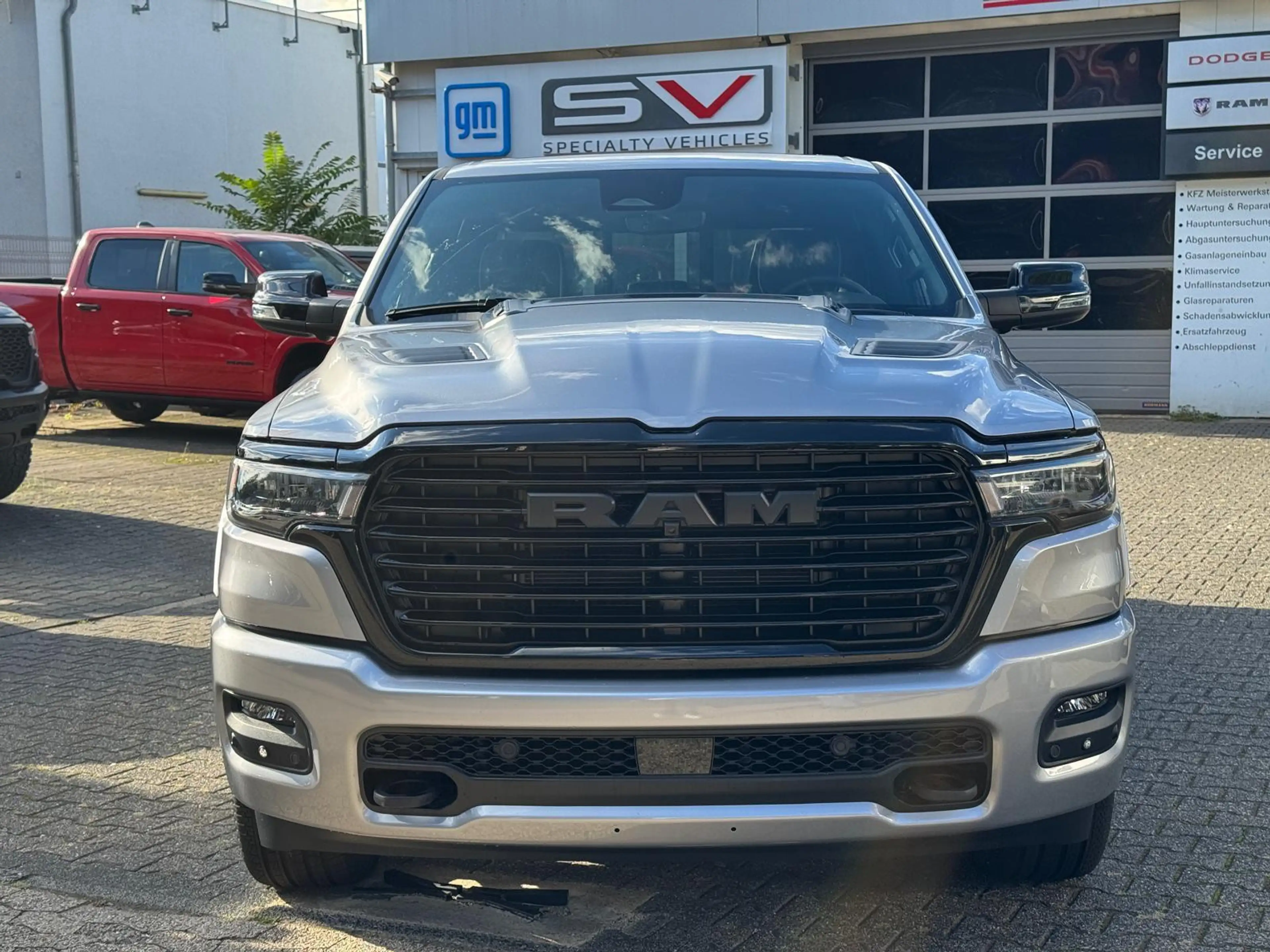 Dodge RAM 1500 Laramie Night AHK , Beifahrerdisplay — photo 14